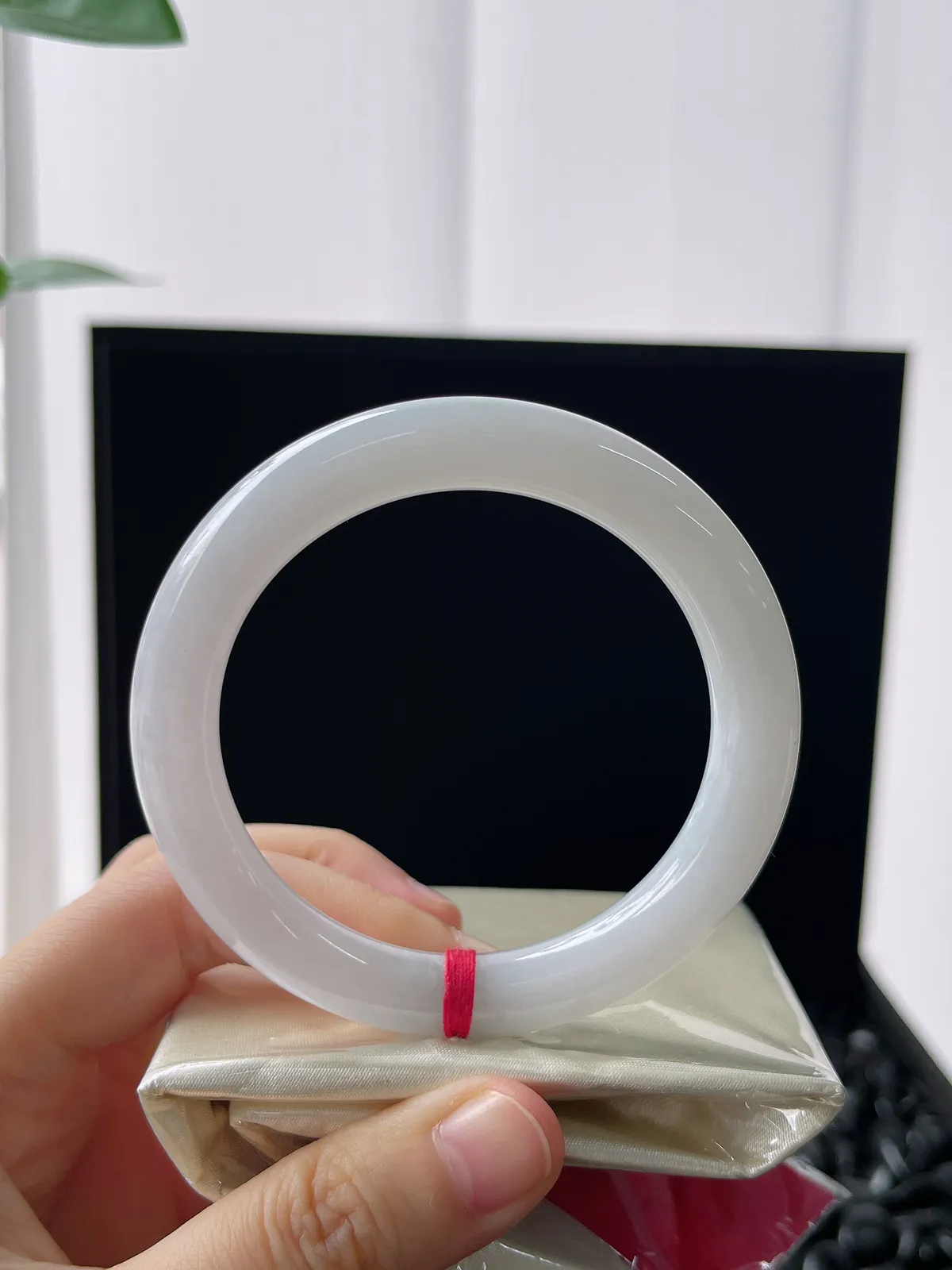 圆镯53圈口，翡翠糯化种白色手镯