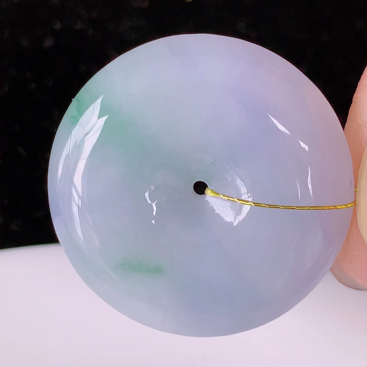 自然光实拍，冰春带彩翡翠平安扣吊坠，玉扣，平安是福；很美的料子，平安扣佩戴优雅迷人！#35.18