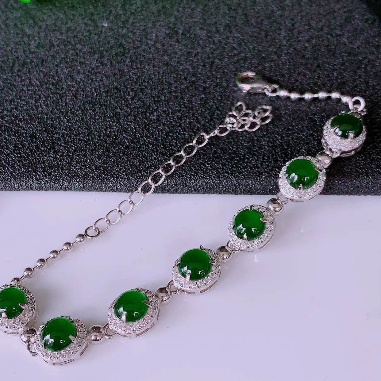 冰透满绿翡翠925银镶嵌手链，自然光实拍，翠色灵动，颜色漂亮，种老水足，品相佳，佩戴佳品！#97.10取一整体7.5*8.8*5.5裸石5.5*5.5