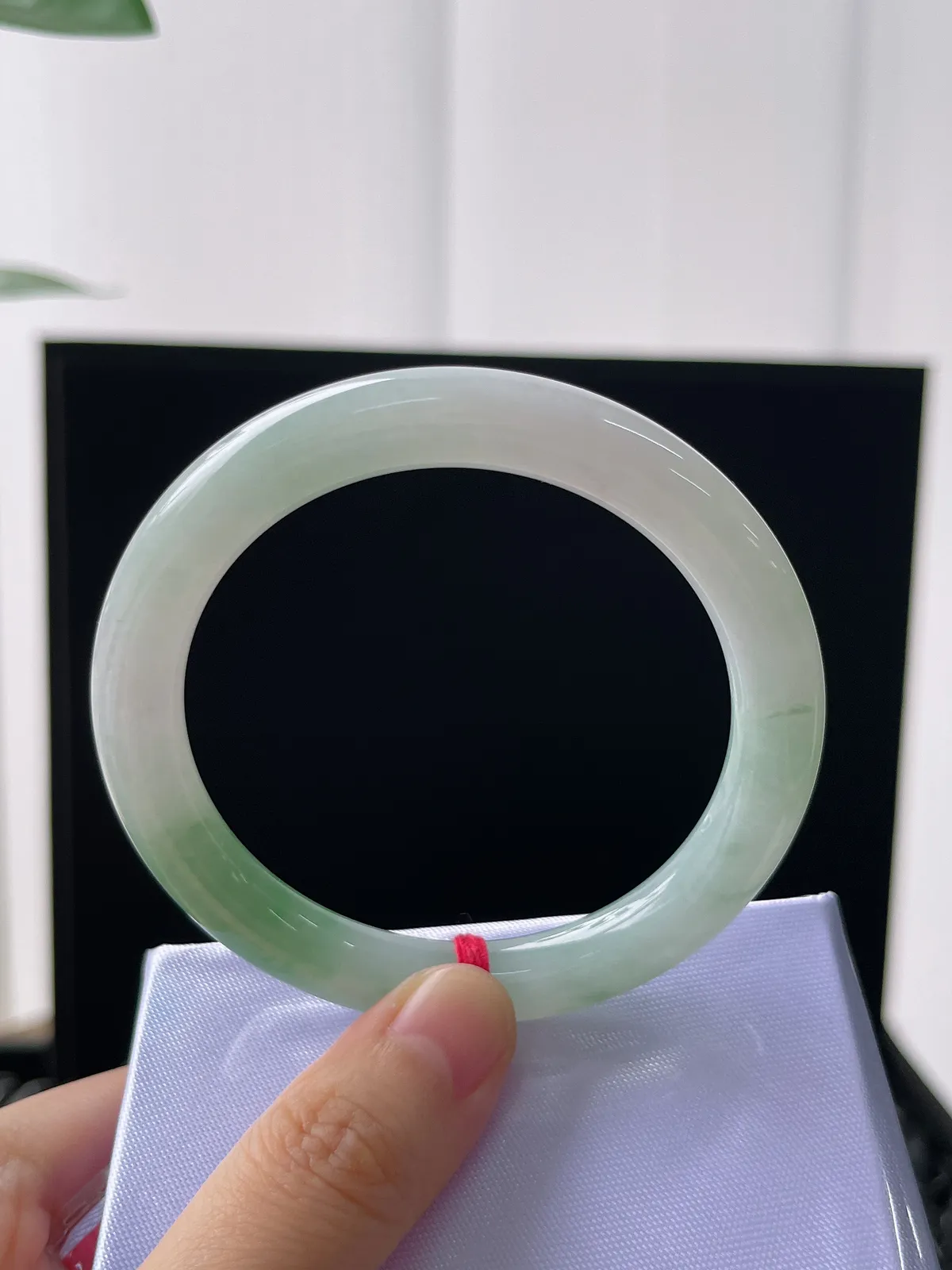 圆镯54圈口，翡翠冰糯种飘绿手镯