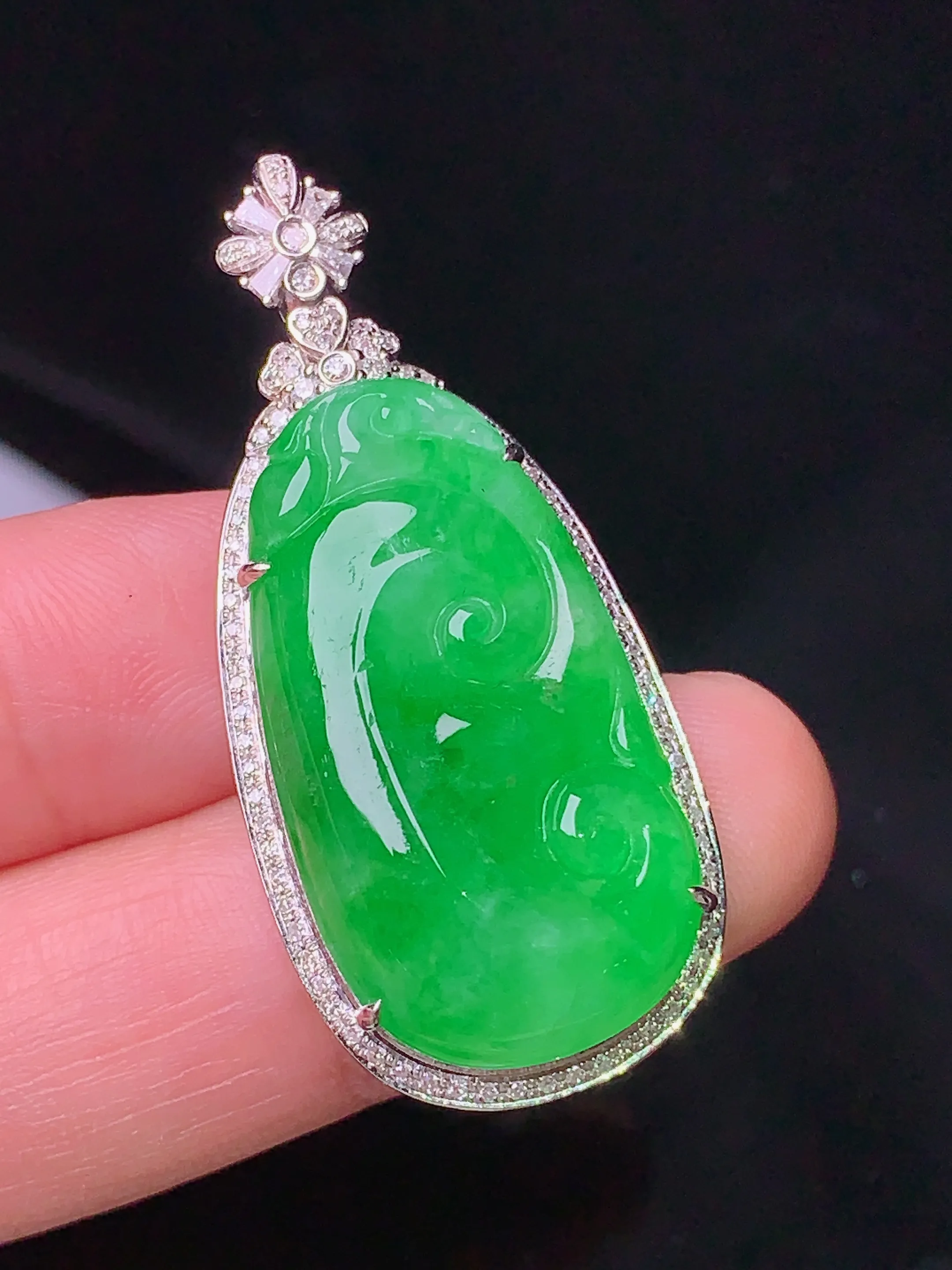 18k金钻镶嵌翠绿如意吊坠 玉质细腻 色泽清新艳丽 整体尺寸40.8*18.7*9.2