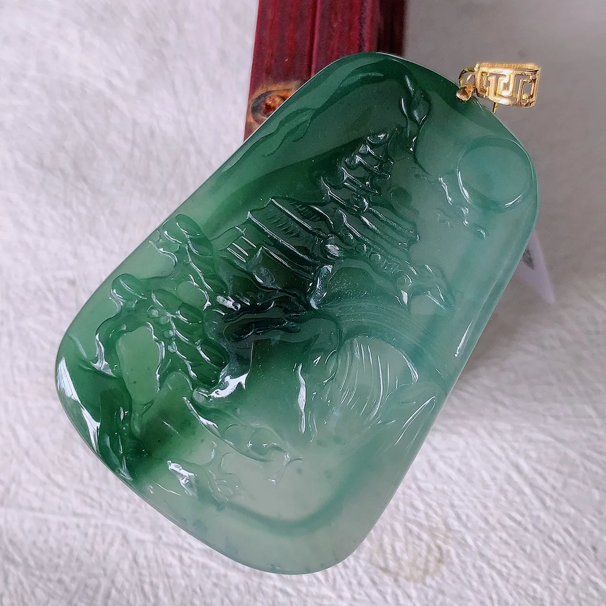 自然光实拍，18K金镶嵌冰种飘花翡翠山水牌吊坠，立体生动形象，山水素材布局合理，意境感佳，佩戴上身效果更高贵 #35.10整体59裸石52*36.5*4.5
