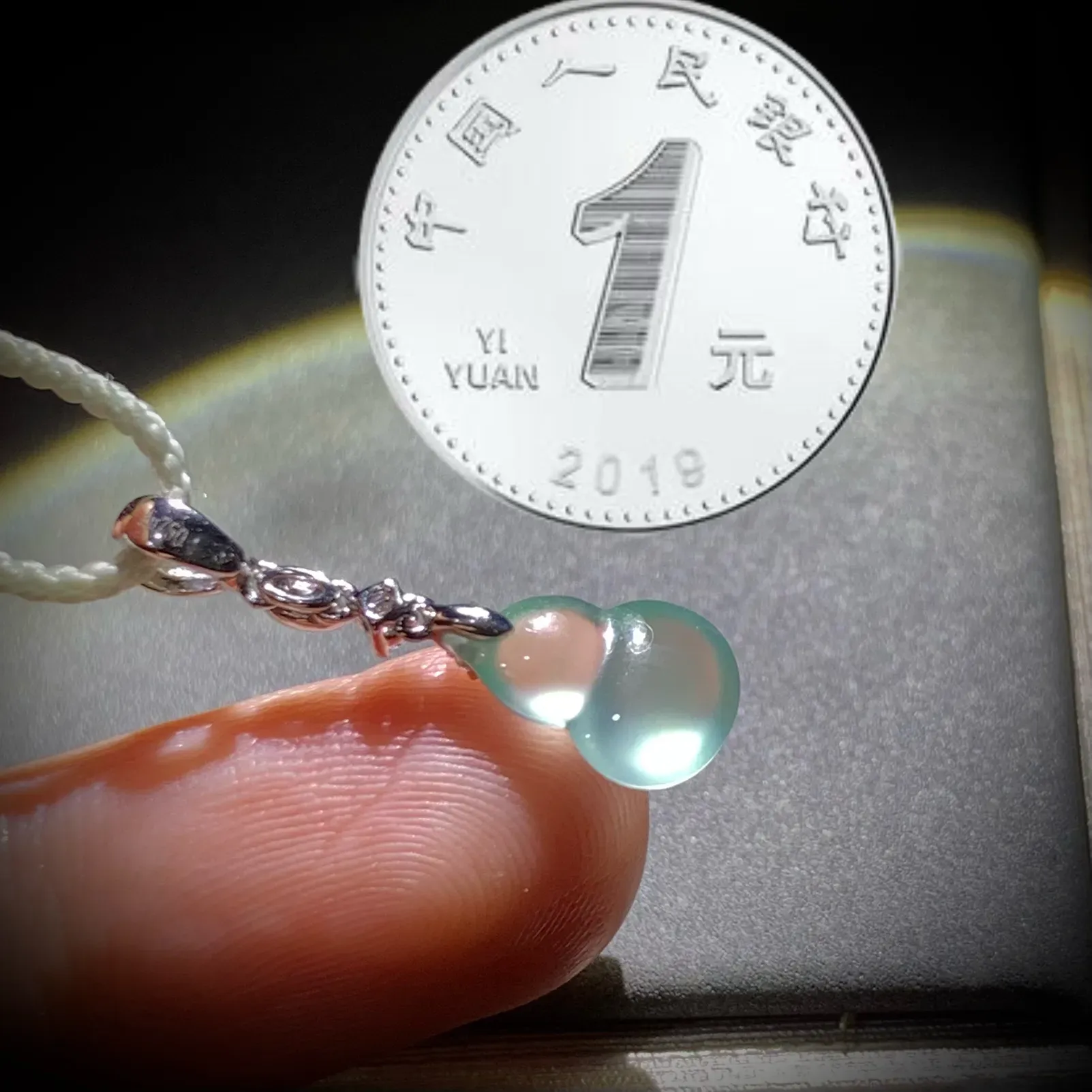 精致小葫芦吊坠，
24.5-裸石11.2-7.8-4mm，
18K金，南非钻，