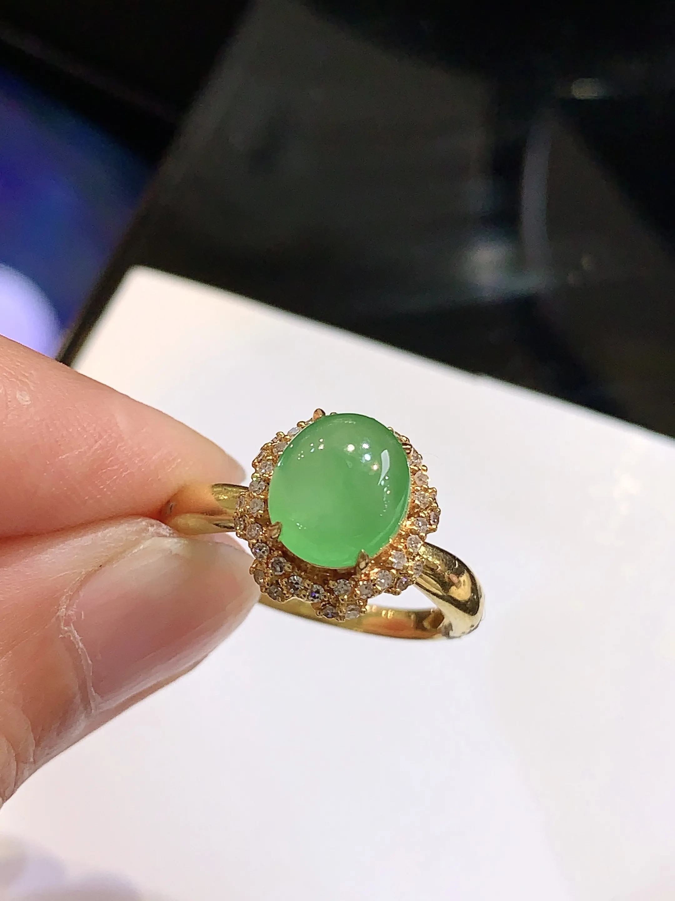 18k金钻镶嵌翠绿蛋面戒指 玉质细腻 色泽清新艳丽 圈口13 整体尺寸12.2*11*8.8