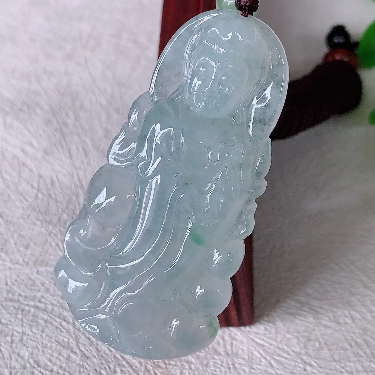自然光实拍，冰种飘花观音菩萨吊坠，赐福翡翠观音，翠绿迷人，观音面相端庄，佩戴时尚出众！#46.10