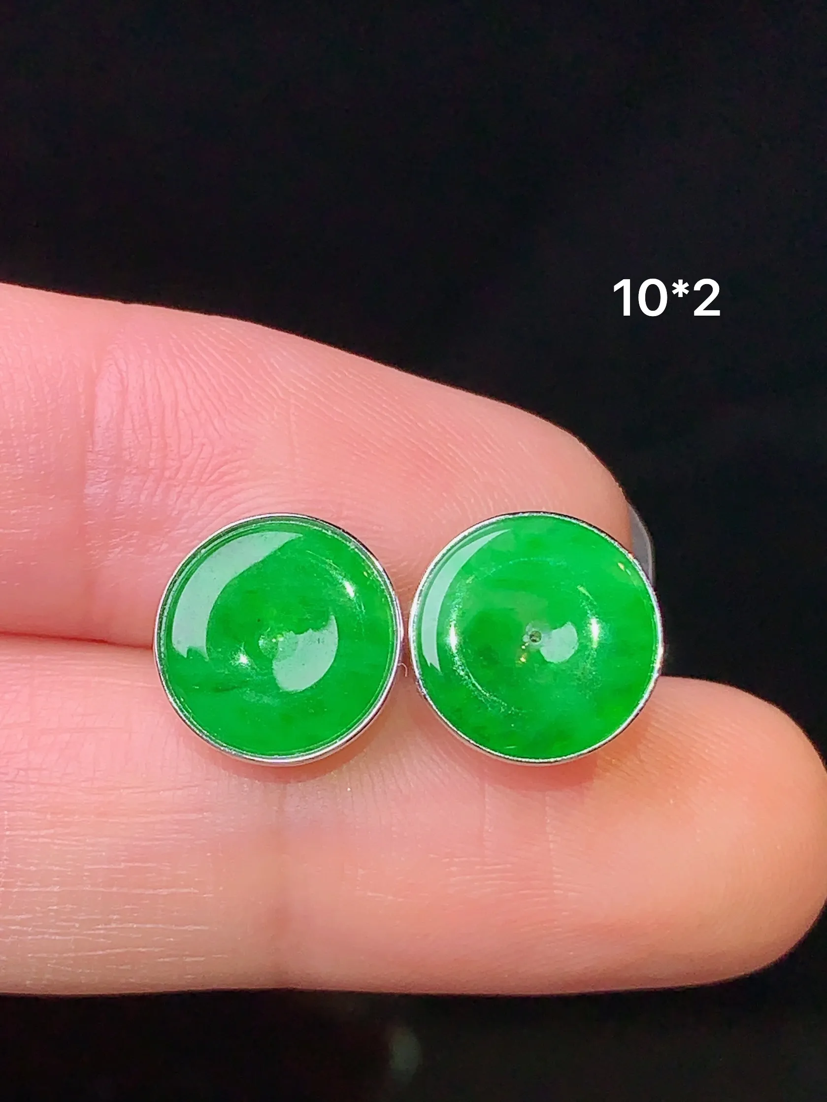 18k金镶嵌翠绿平安扣吊坠 玉质细腻 色泽清新艳丽 整体尺寸10*2