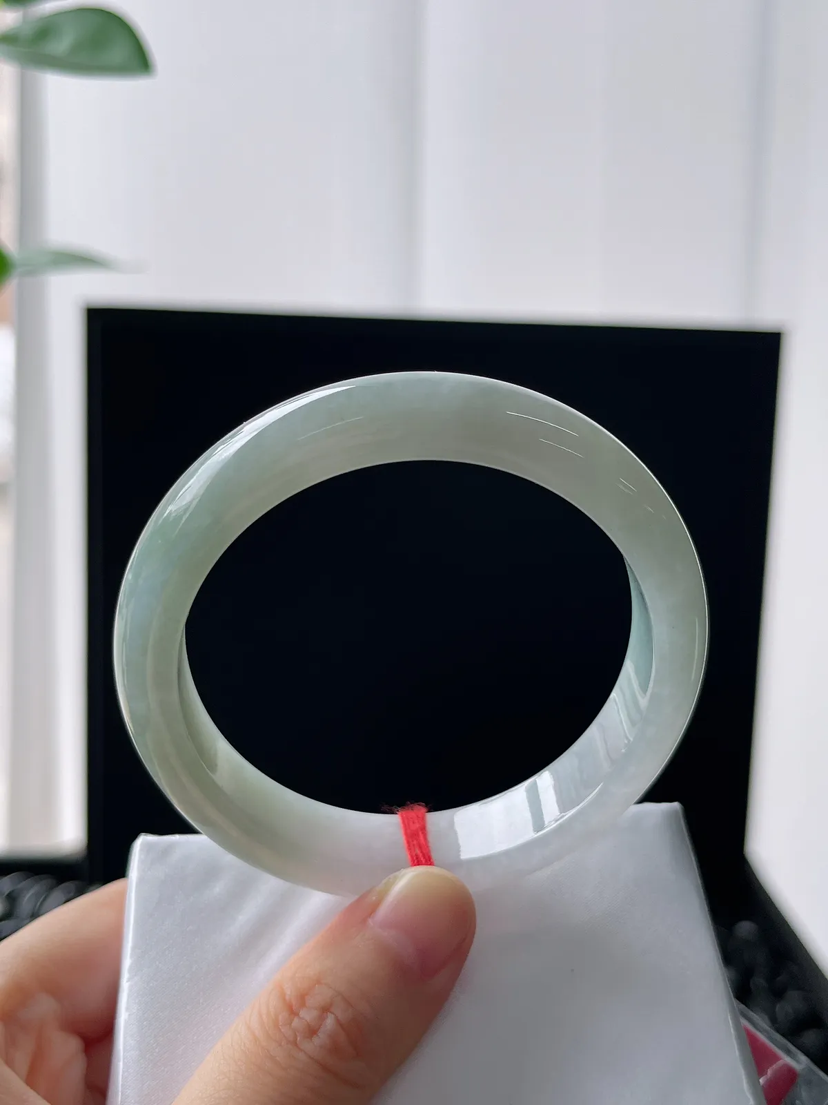 正圈55.8圈口，翡翠糯化种浅绿色手镯