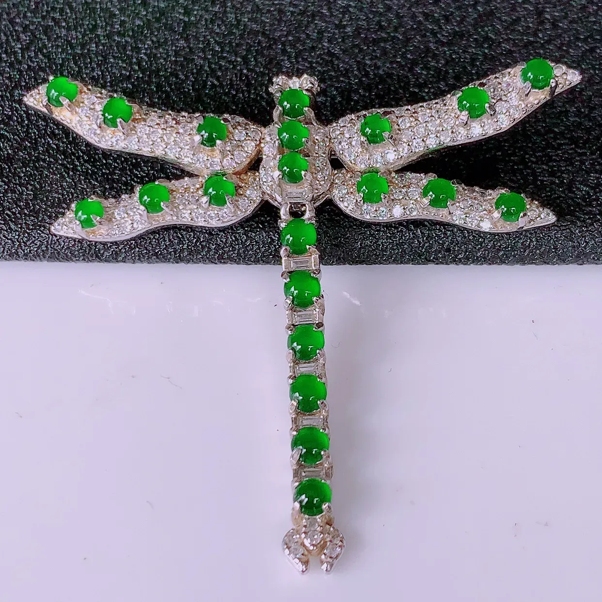 冰透满绿翡翠925银镶嵌蜻蜓胸针，自然光实拍，翠色灵动，颜色漂亮，种老水足，品相佳，佩戴佳品！#97