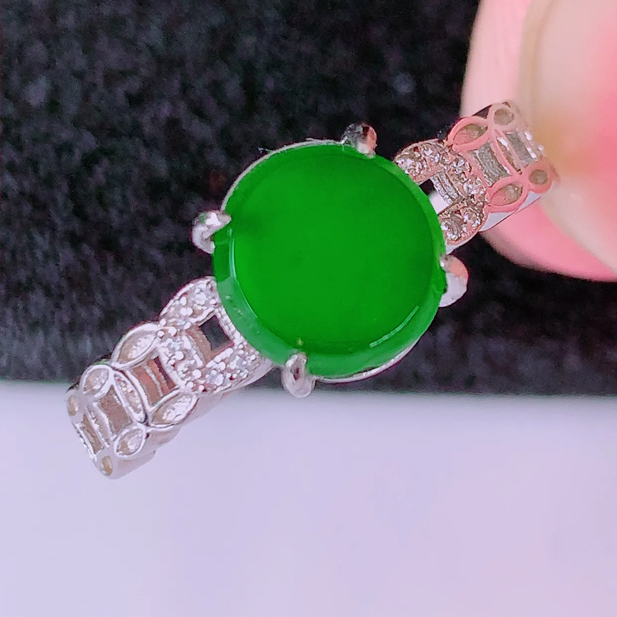 冰透满绿翡翠925银镶嵌戒指，自然光实拍，翠色灵动，颜色漂亮，种老水足，品相佳，佩戴佳品！#97.10（圈口可调大小）整体22.5-18.5-4.5裸石8*8