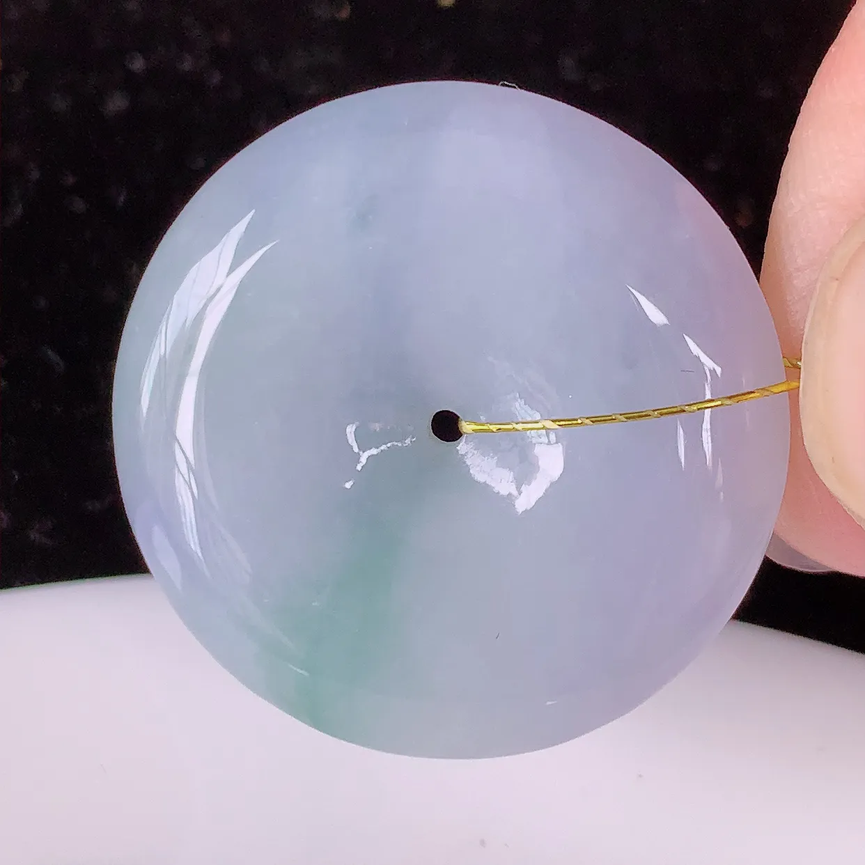 自然光实拍，冰春带彩翡翠平安扣吊坠，玉扣，平安是福；很美的料子，平安扣佩戴优雅迷人！#35.18