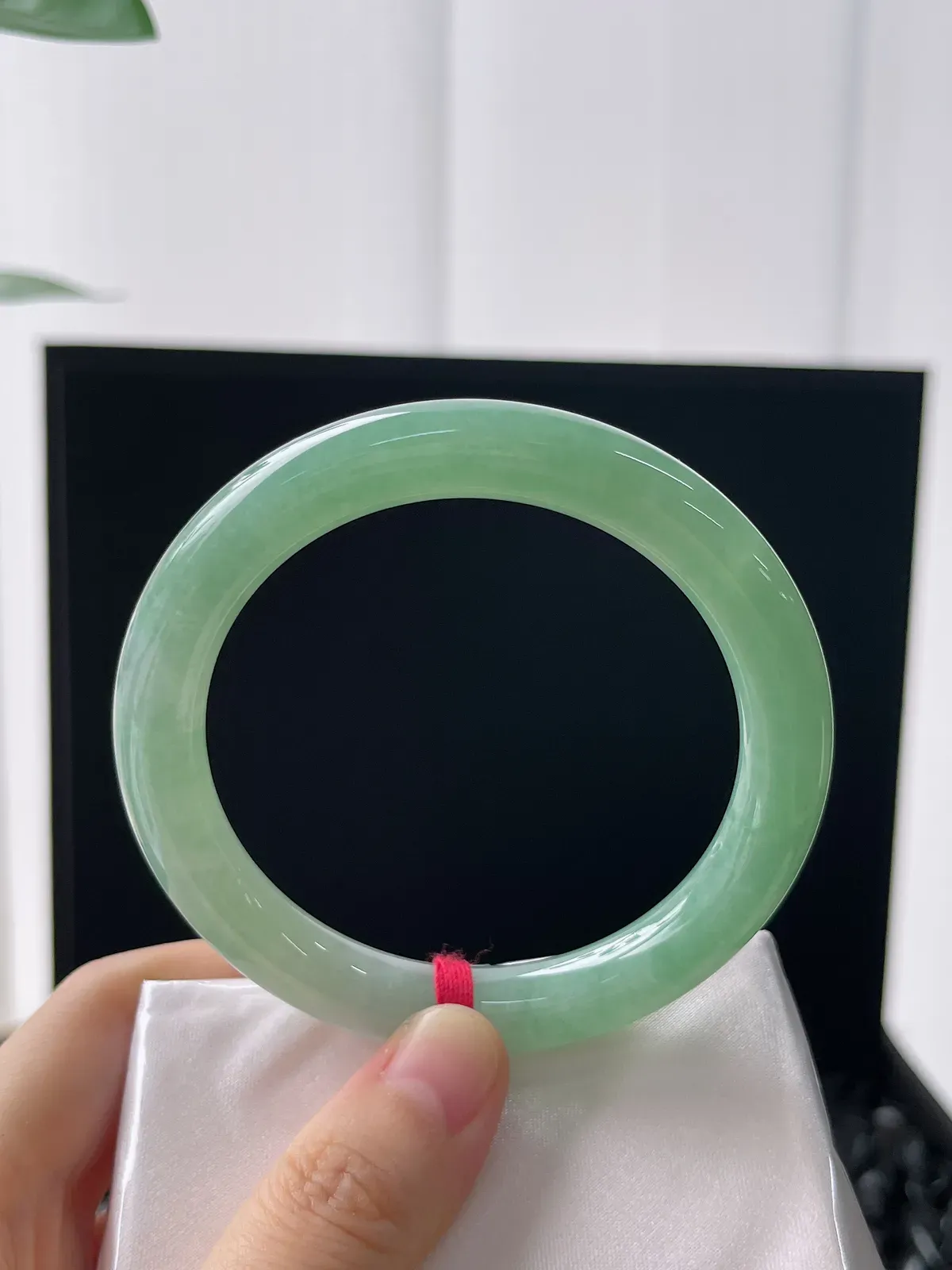 圆镯57圈口，翡翠冰糯种浅绿色手镯