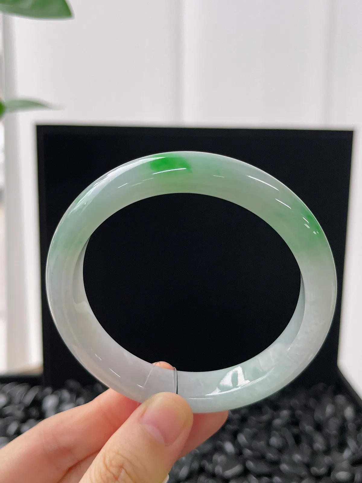 正圈57.7圈口，翡翠糯化种淡绿色手镯