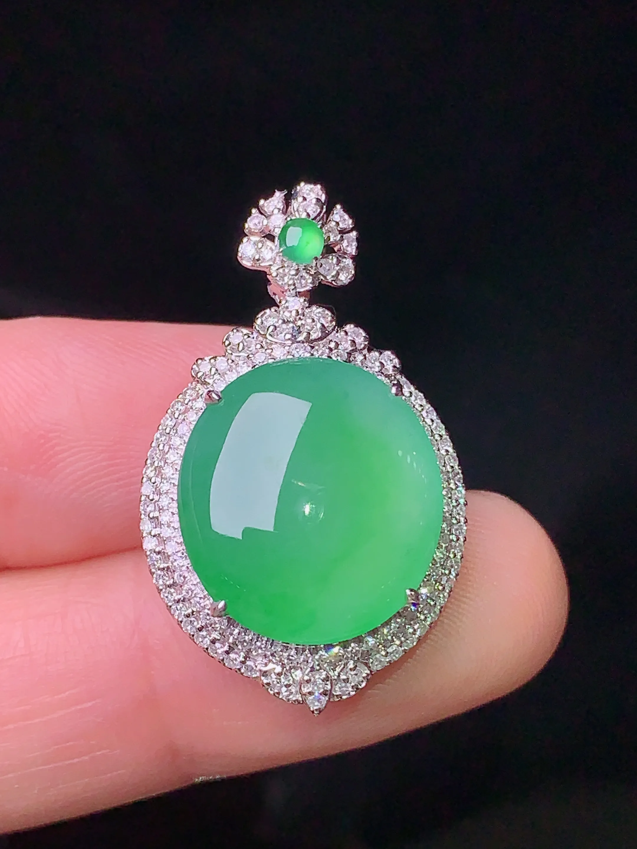 18k金钻镶嵌翠绿蛋面吊坠 玉质细腻 色泽清新艳丽 整体尺寸29.5*17.7*10.3