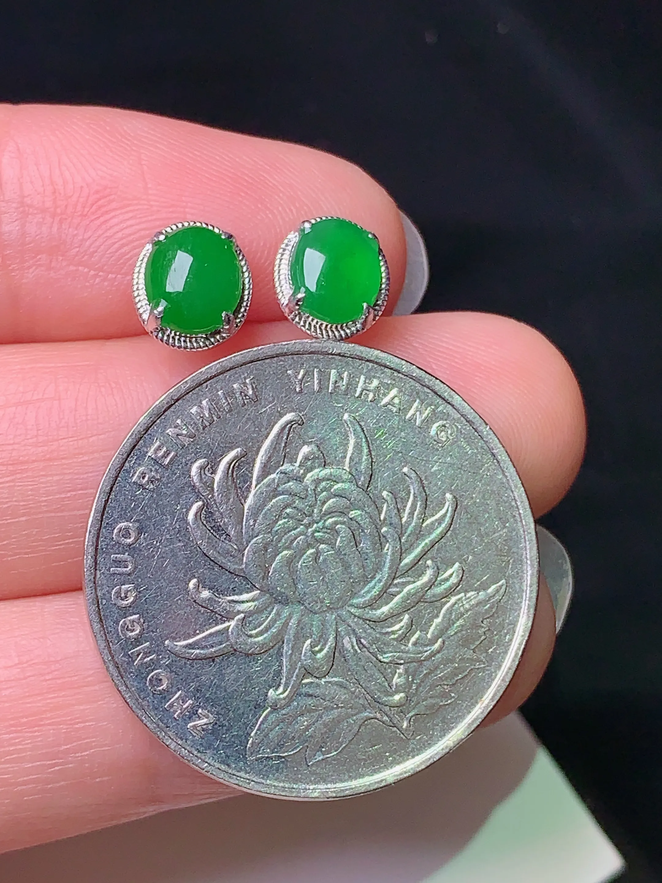 18k金镶嵌满绿蛋面耳钉 玉质细腻 色泽清新艳丽 整体尺寸7.3*6.5*3裸石5.8*5*2.3