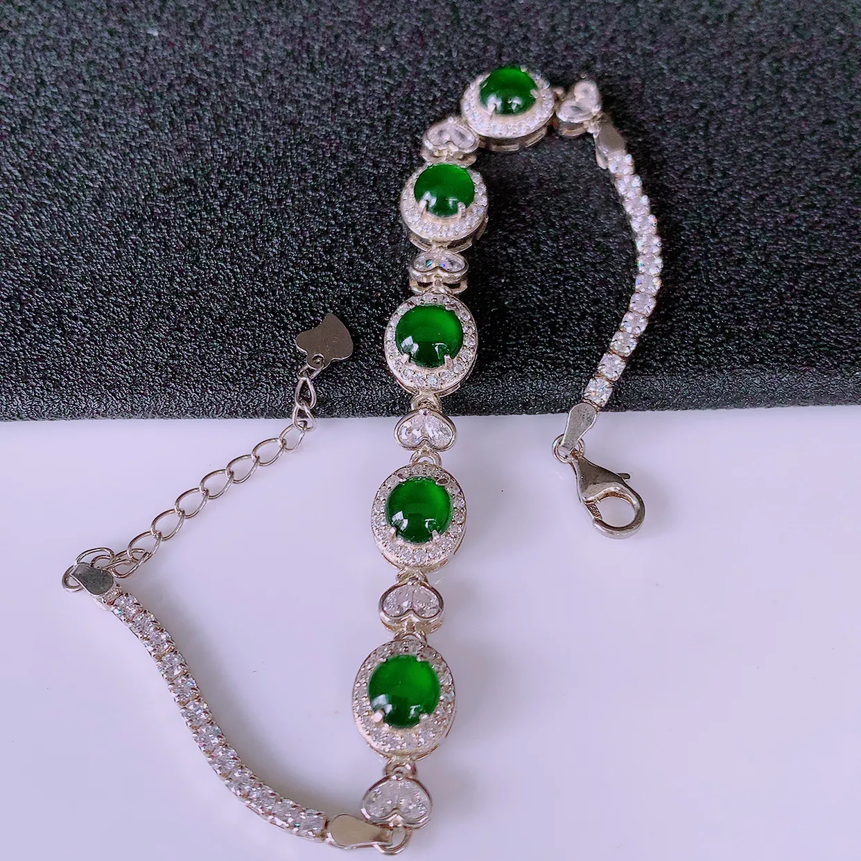 冰透满绿翡翠925银镶嵌手链，自然光实拍，翠色灵动，颜色漂亮，种老水足，品相佳，佩戴佳品！#97.10取一整体9*8*5.5裸石5.5*5.5