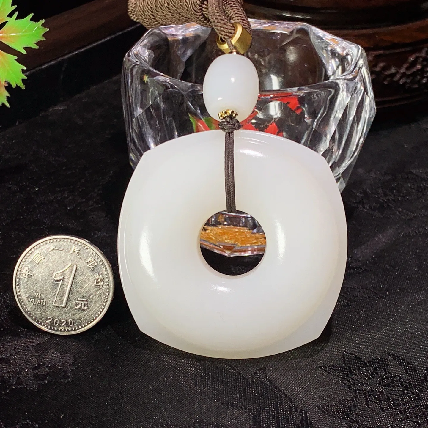 新疆和田玉羊脂白四方平安扣玉棕挂件。尺寸49/15重66.8克。白度一级。无裂无杂无结构。玉质细腻油润。手推出油。佩戴高端典雅。lt251111