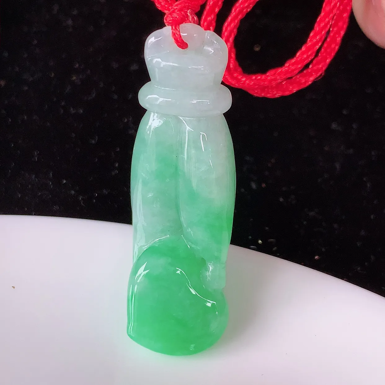 自然光实拍，冰润飘绿翡翠掌上明珠吊坠，翠色灵动，种老水足，寓意好，品相佳，佩戴佳品！#46.10