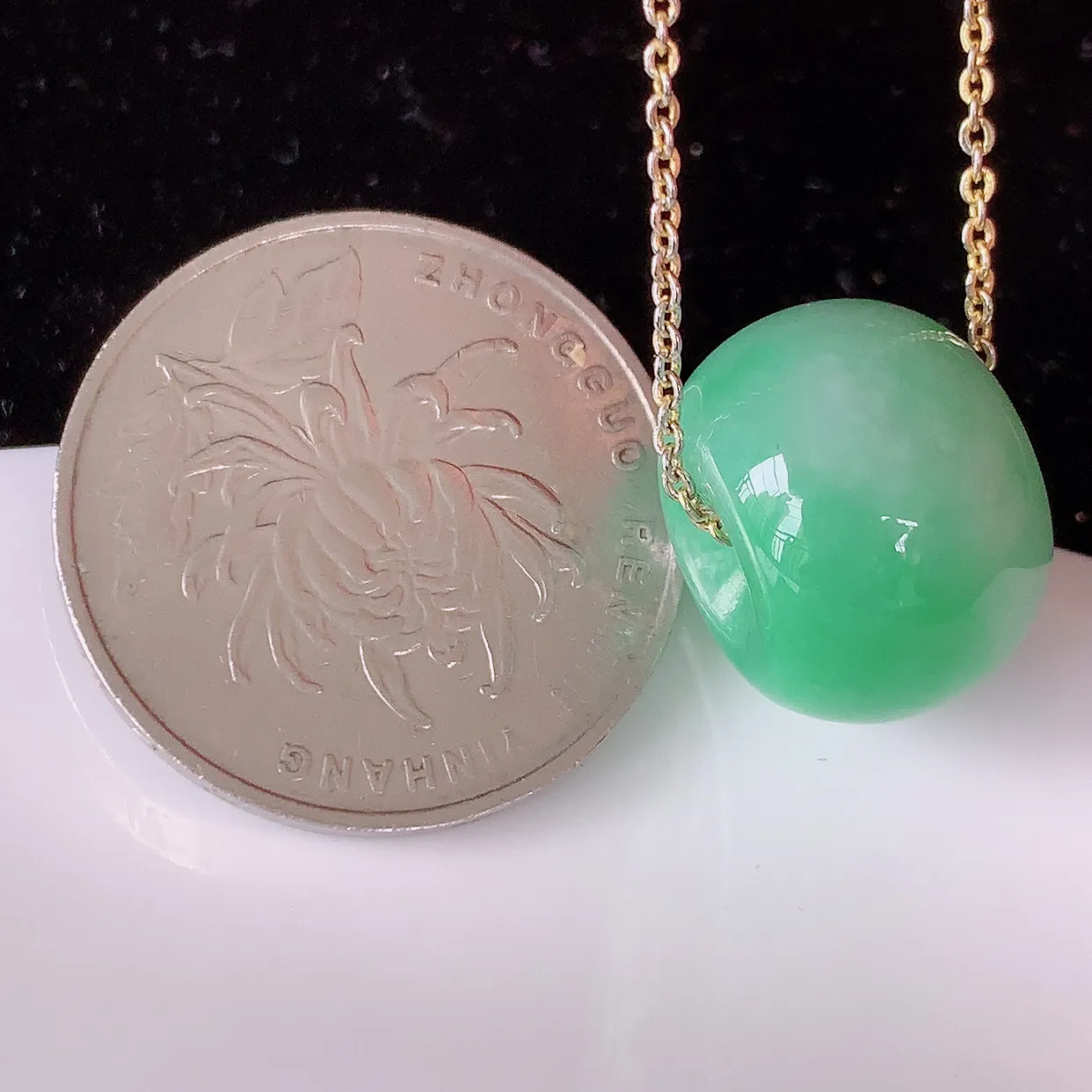 自然光实拍，水润飘绿翡翠路路通吊坠，路路畅通，翠色灵动，玉质细腻，颜色漂亮，品相佳，佩戴佳品！#05.10