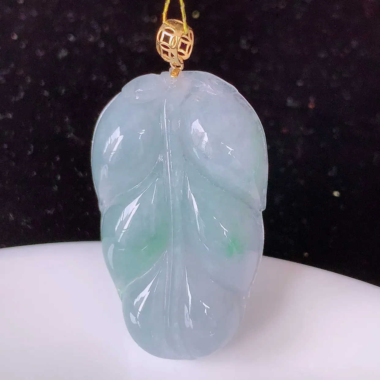 18K金镶嵌冰春带彩翡翠叶子吊坠 ，种水足，色泽清新，工艺精湛，叶子寓意美好；金枝玉叶，事业5.18有成。#