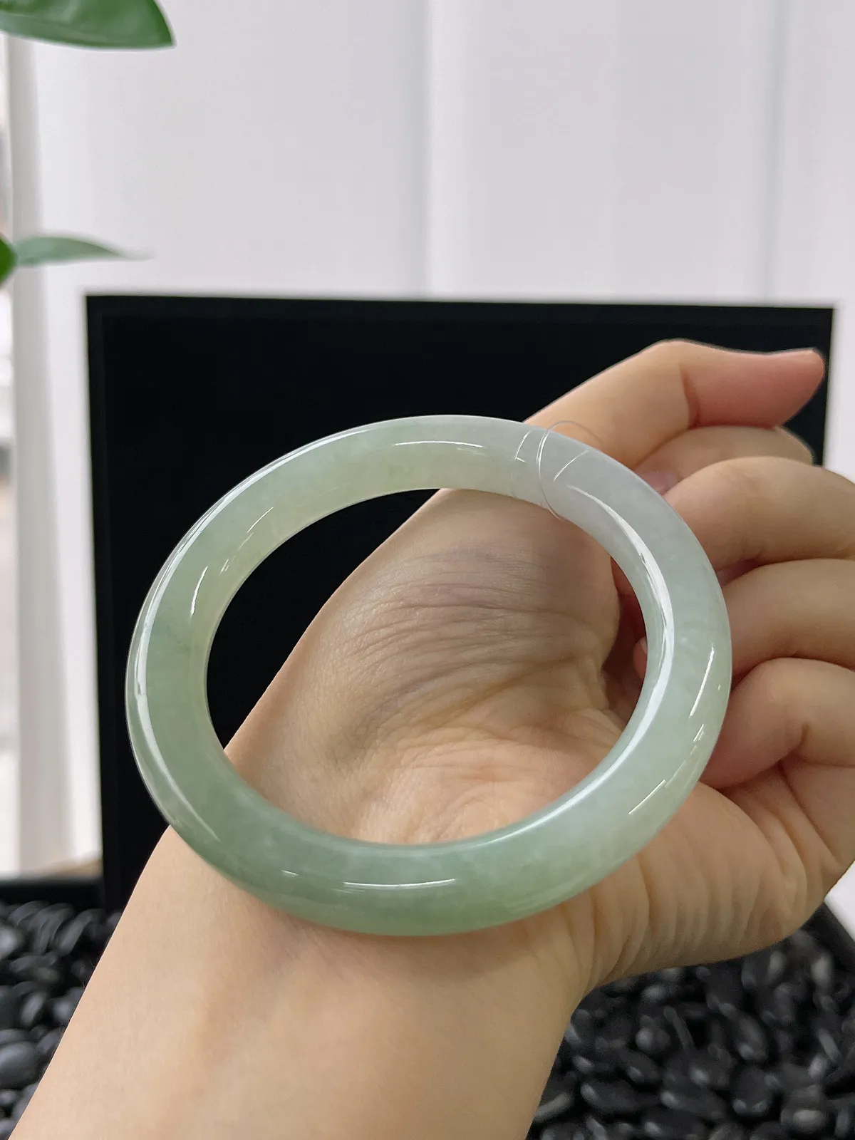 圆镯54.1圈口，翡翠冰糯种淡绿色手镯