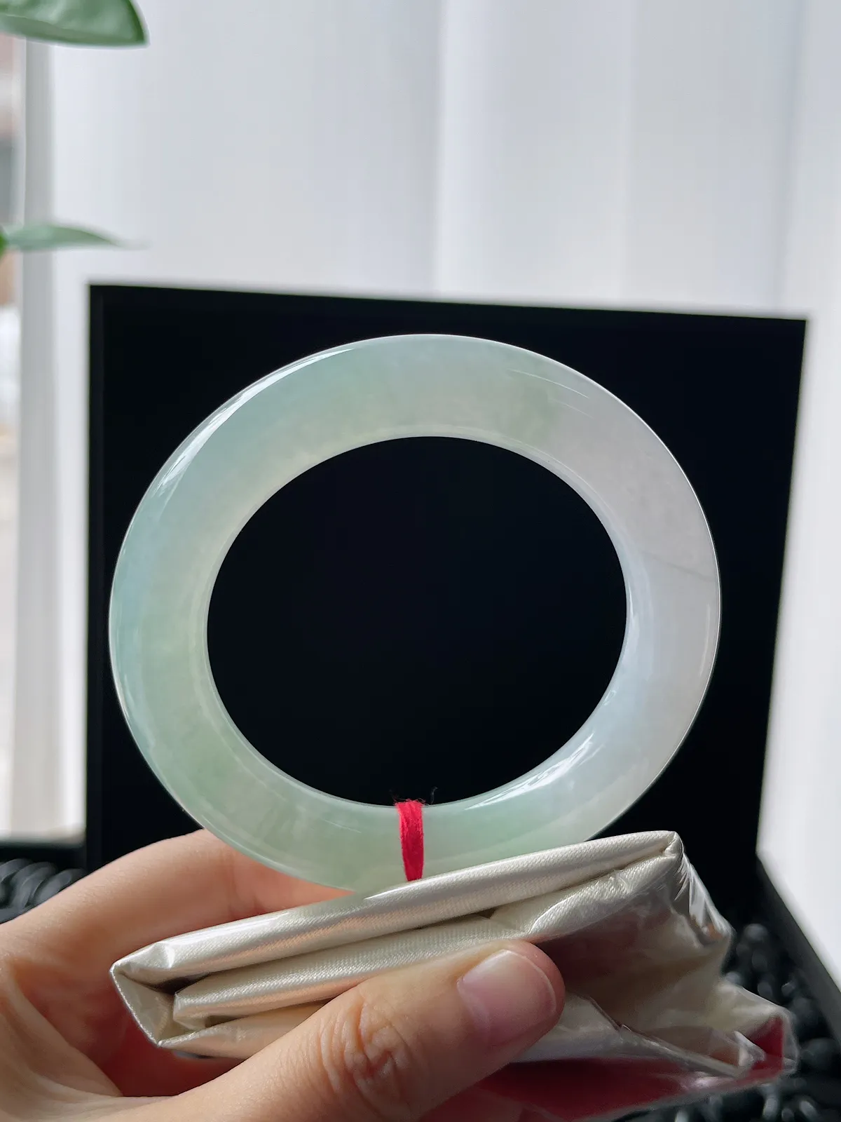 圆镯55圈口，翡翠冰糯种浅绿色手镯