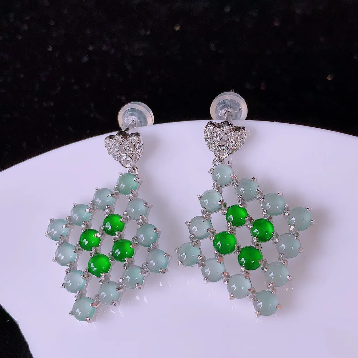 冰透满绿翡翠925银镶嵌耳坠，自然光实拍，翠色灵动，颜色漂亮，种老水足，品相佳，佩戴佳品！#97.10整体29*20.5-13裸石3.2*3.2