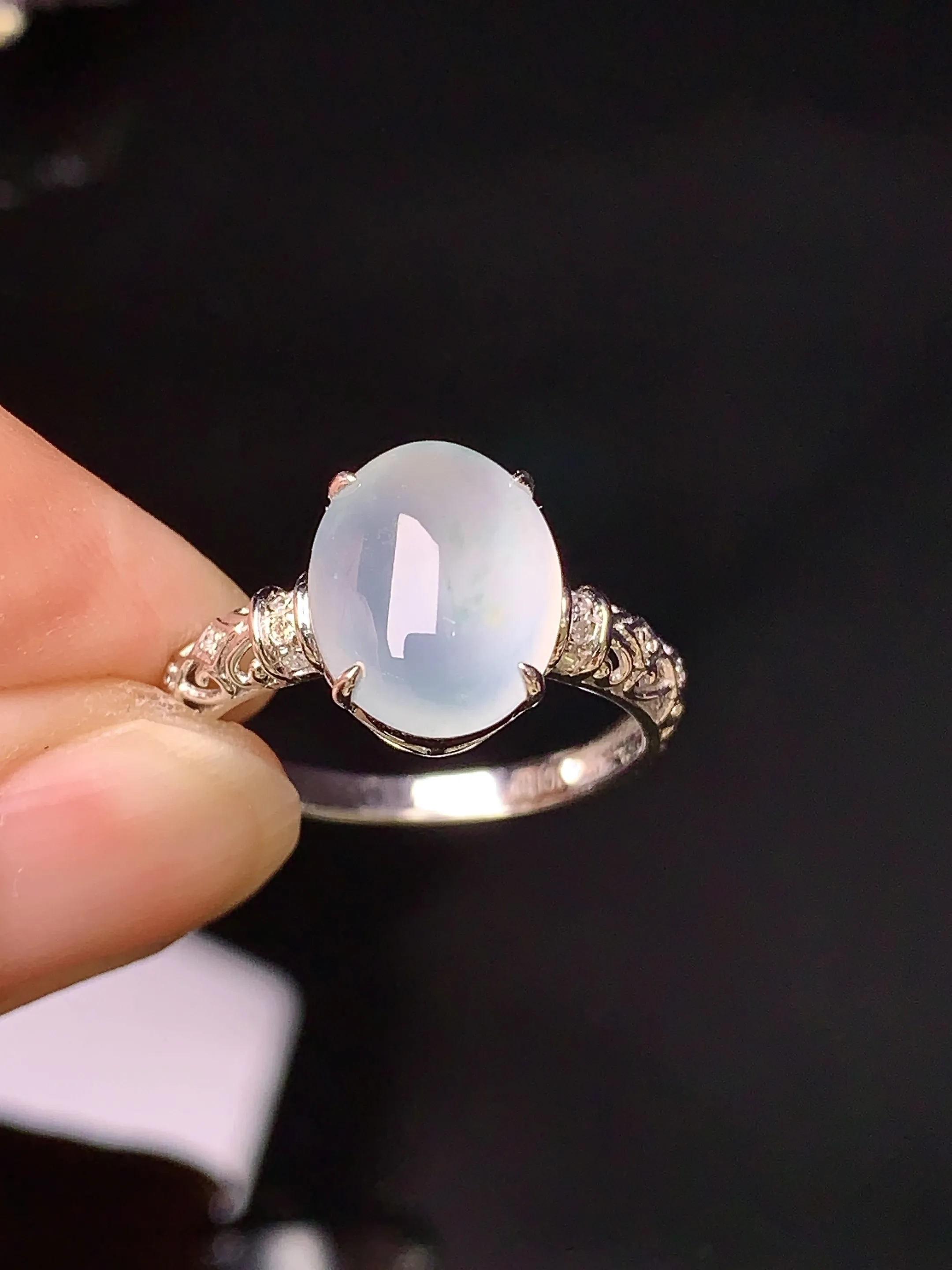 18k金钻镶嵌冰种蛋面戒指 玉质细腻 色泽清新艳丽 圈口14 裸石尺寸11*8.6*4.6