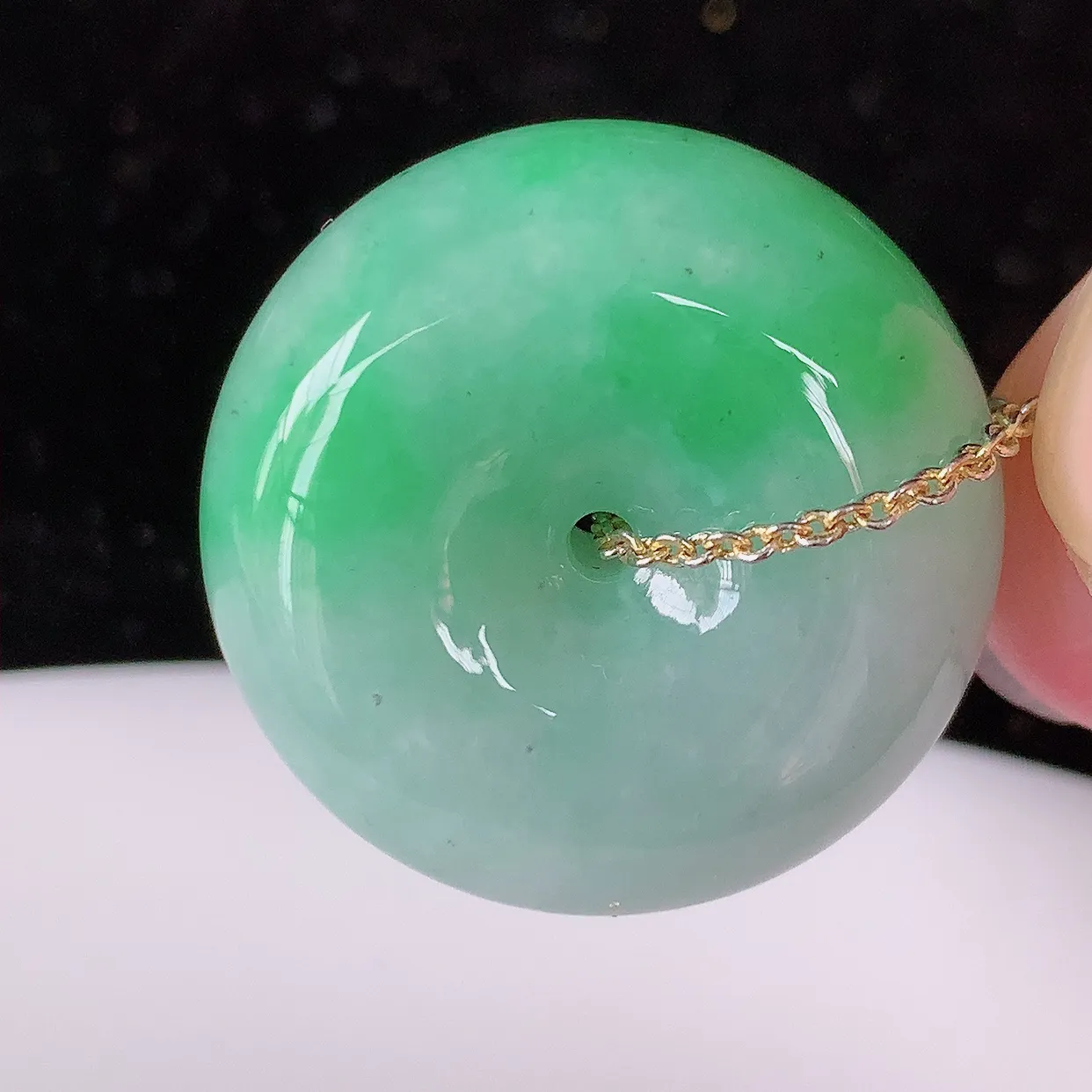 自然光实拍，冰润飘绿翡翠平安扣吊坠，形体饱满圆润，平安扣肥嘟嘟的，平平安安，平安扣种水很好，配戴精美