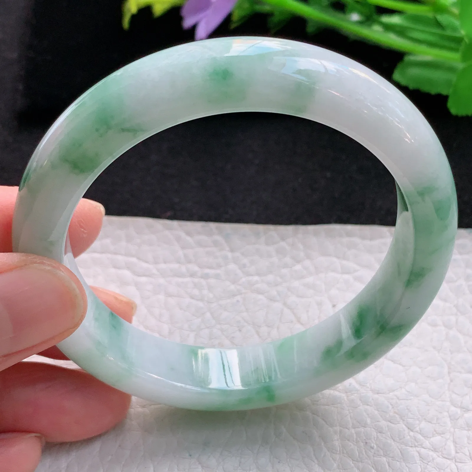 xc自然光57*12.8*8.5平安镯 缅甸翡翠a货精美飘绿花宽边玉手镯 玉手环