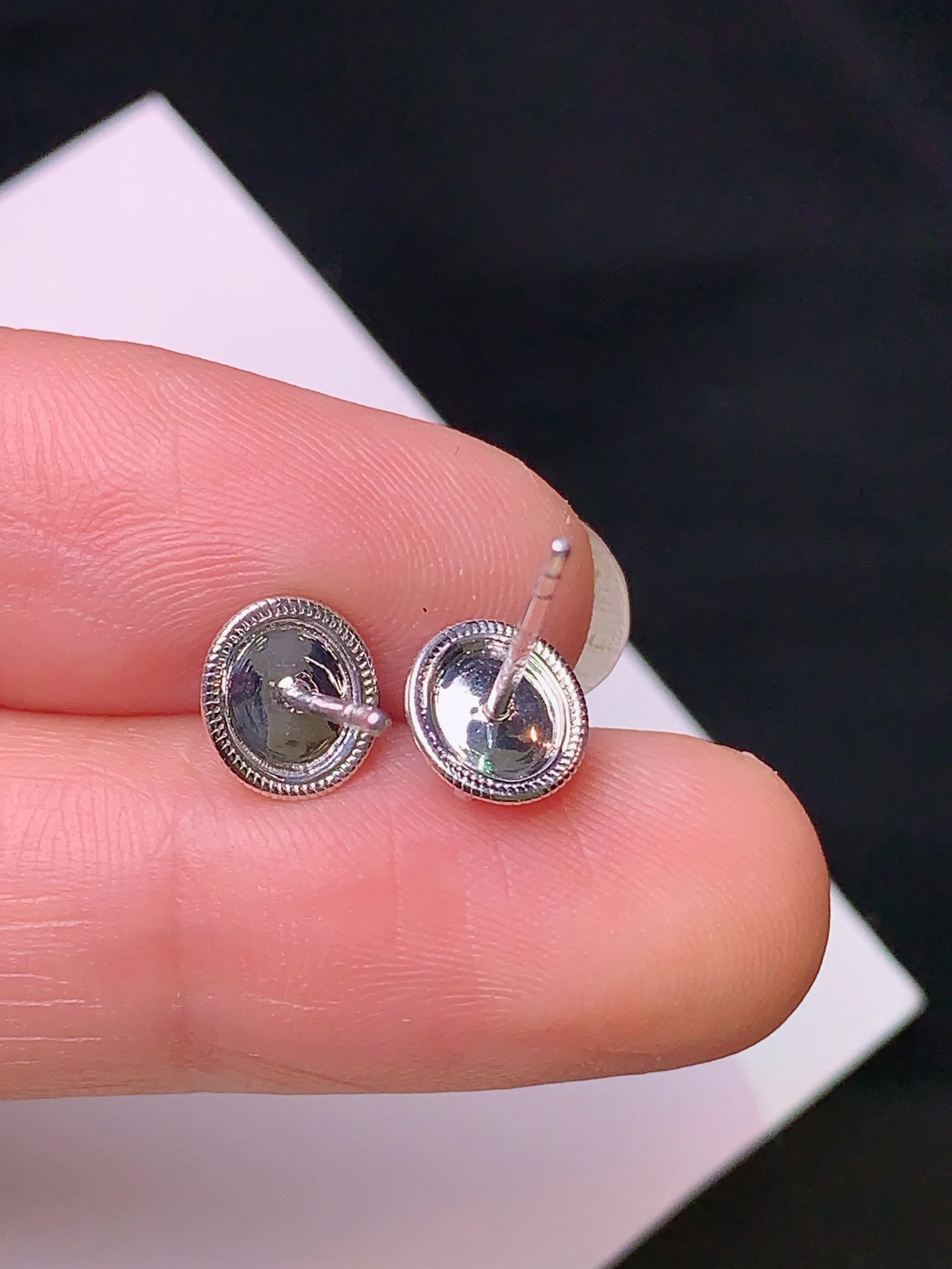 18k金镶嵌满绿蛋面耳钉 玉质细腻 色泽清新艳丽 整体尺寸7.3*6.5*3裸石5.8*5*2.3