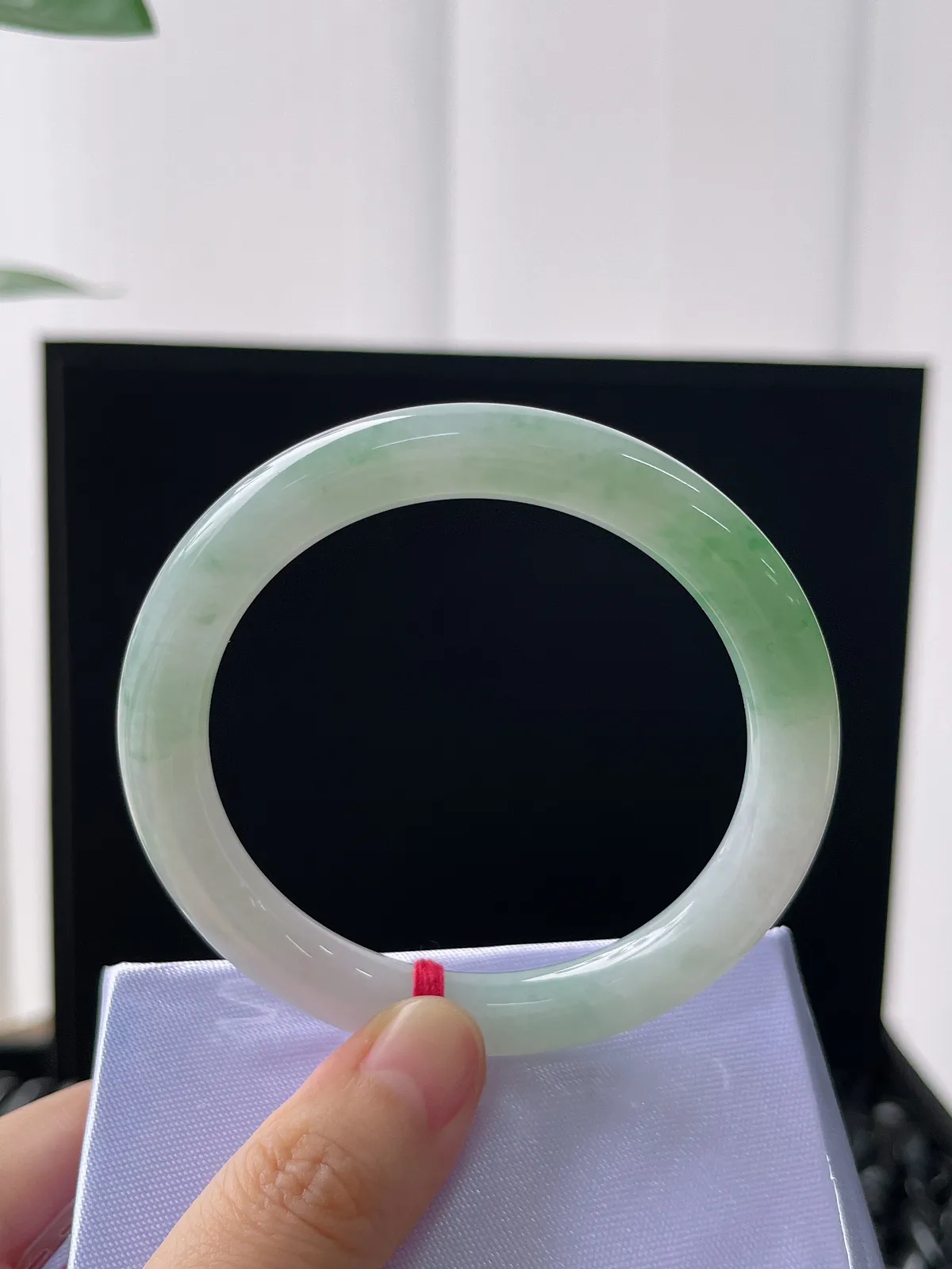 圆镯54圈口，翡翠冰糯种飘绿手镯