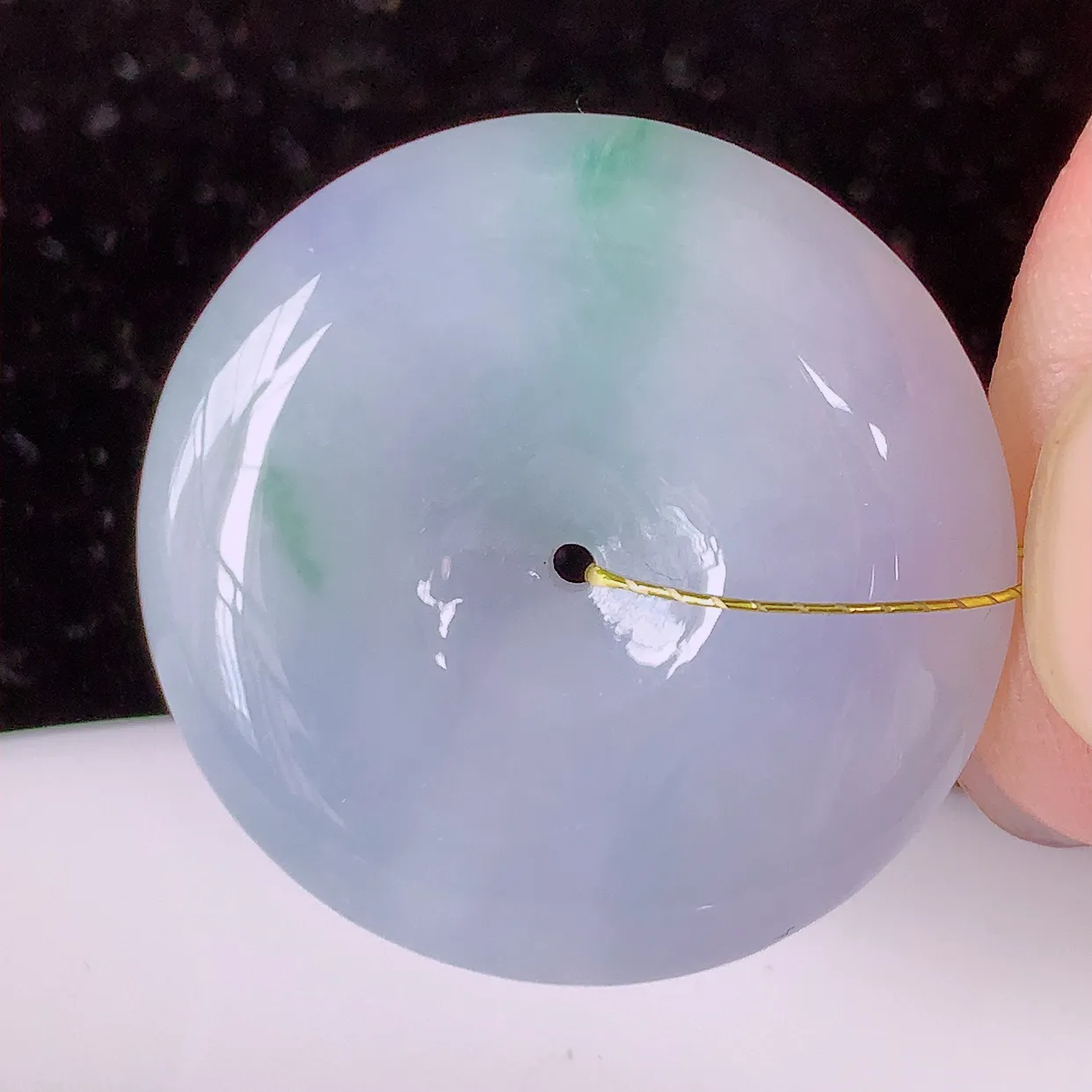 自然光实拍，冰春带彩翡翠平安扣吊坠，玉扣，平安是福；很美的料子，平安扣佩戴优雅迷人！#35.18