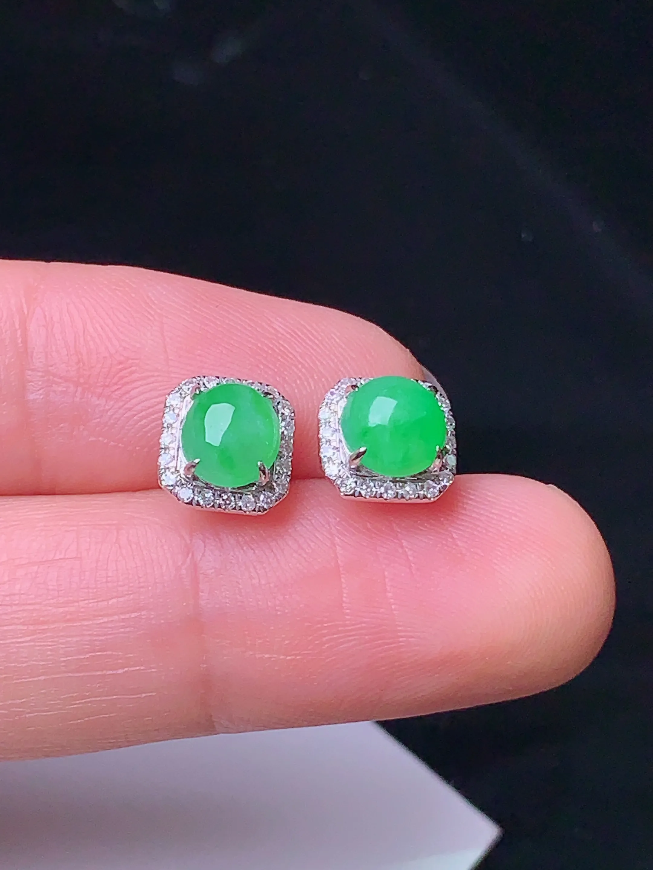 18k金钻镶嵌翠绿蛋面耳钉 玉质细腻 色泽清新艳丽 整体尺寸7.7*7.3*4.2