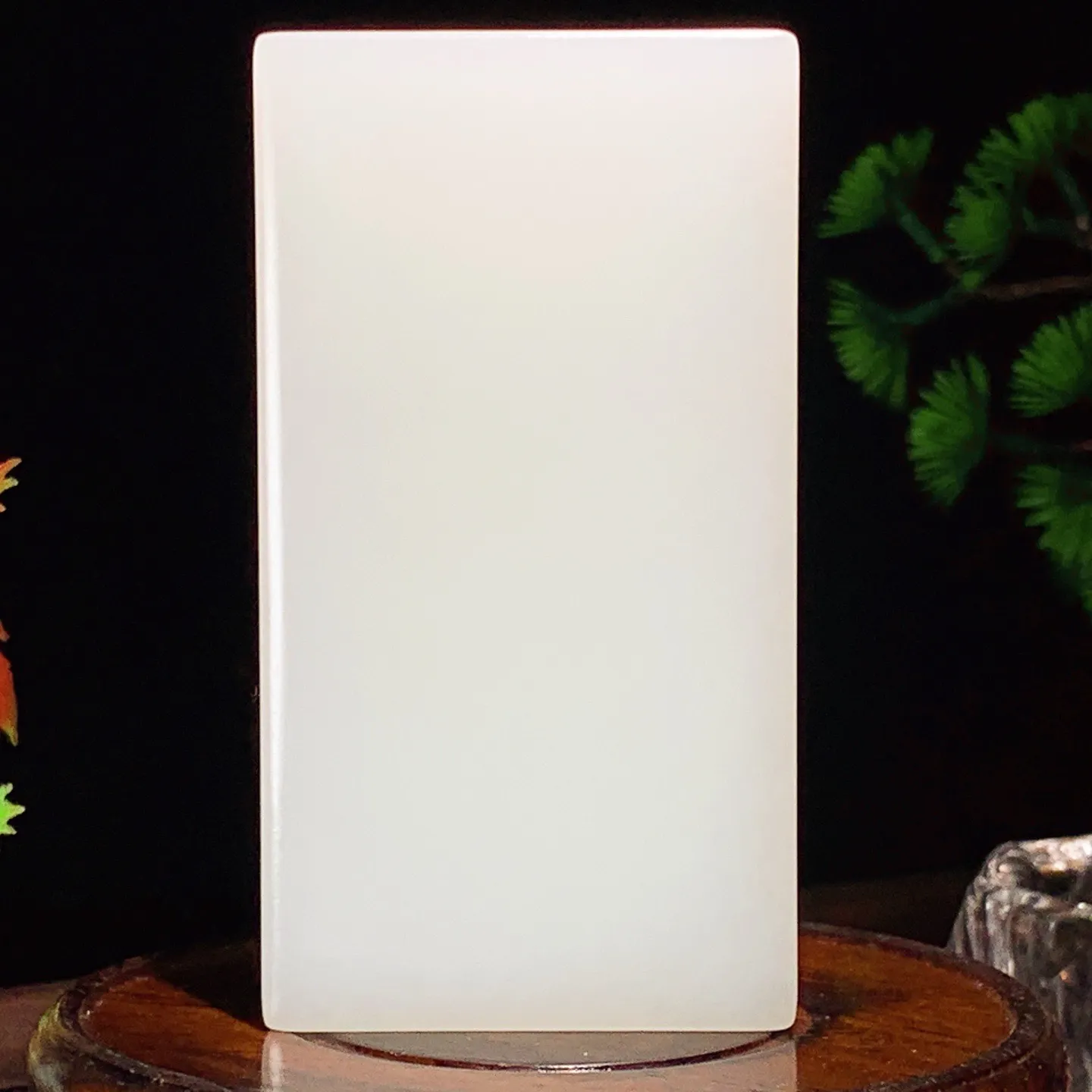 新疆和田玉羊脂白平安无事牌手把牌。尺寸87/47/15重167.5克。白度一级。无裂无杂玉质细腻油润。手推出油。佩戴高端典雅。lt251111