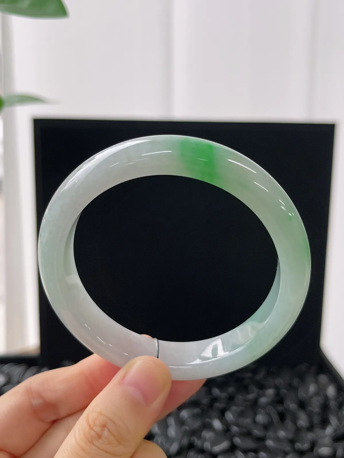 正圈57.7圈口，翡翠糯化种淡绿色手镯