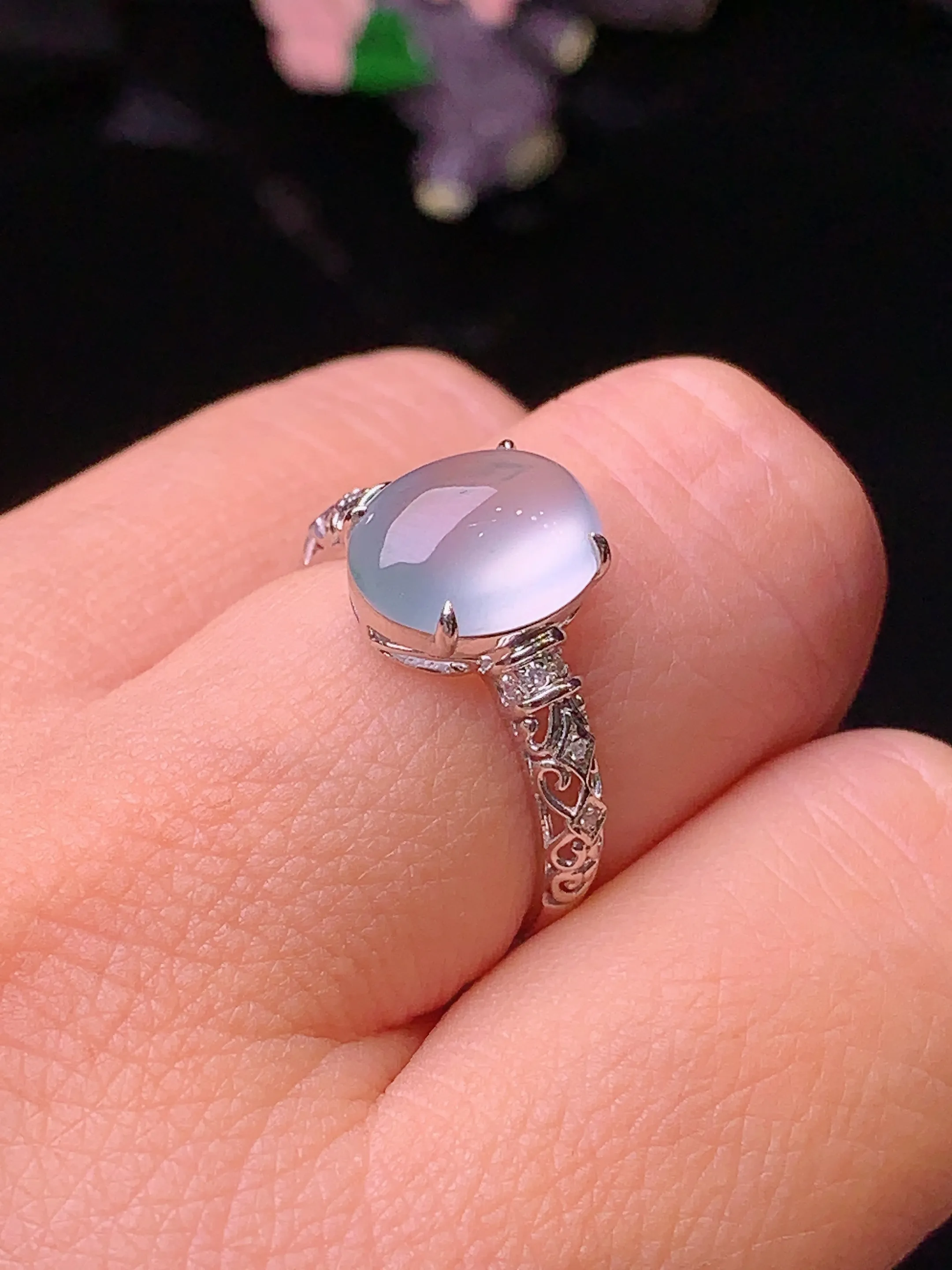 18k金钻镶嵌冰种蛋面戒指 玉质细腻 色泽清新艳丽 圈口14 裸石尺寸11*8.6*4.6