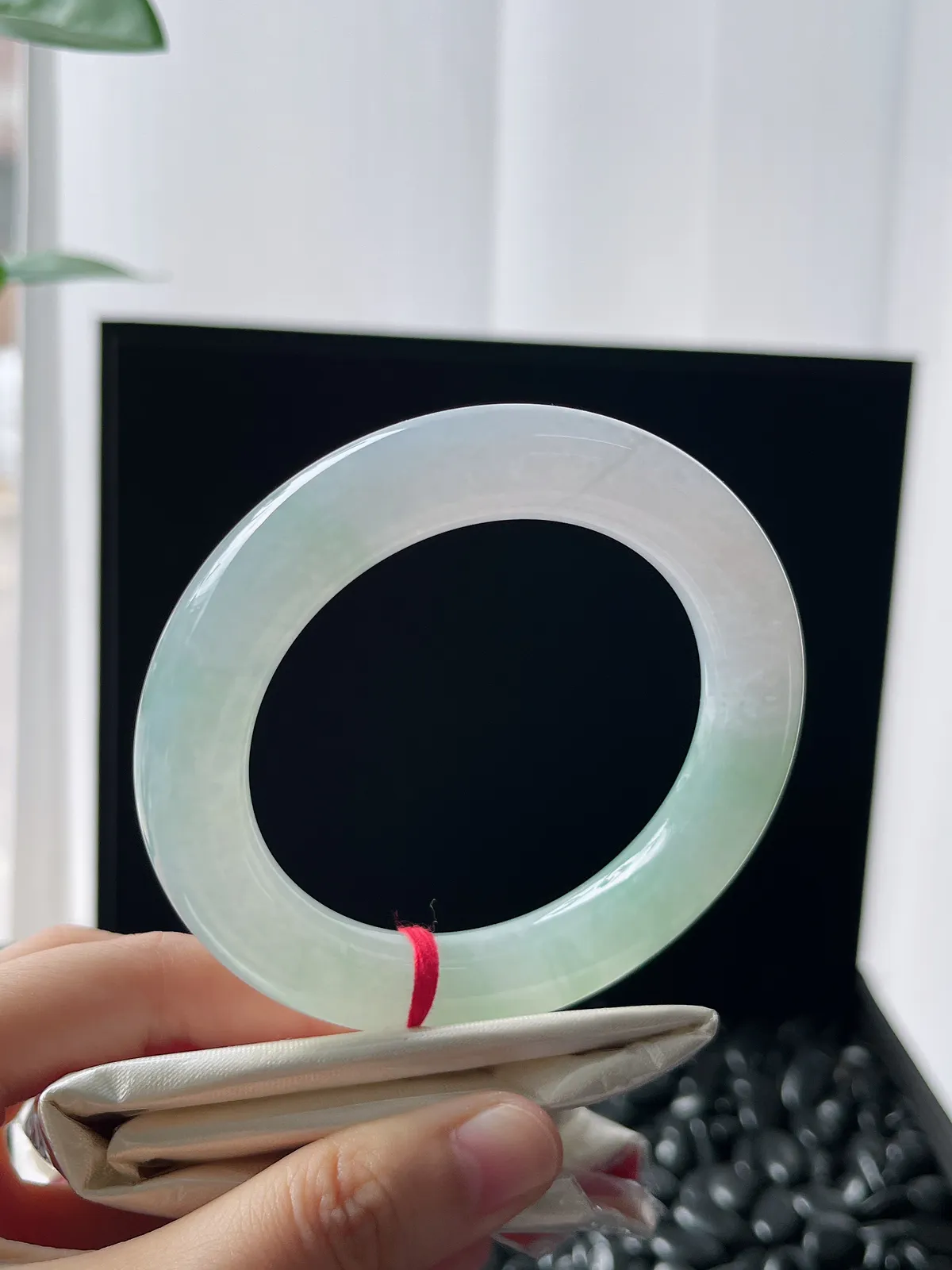 圆镯55圈口，翡翠冰糯种浅绿色手镯