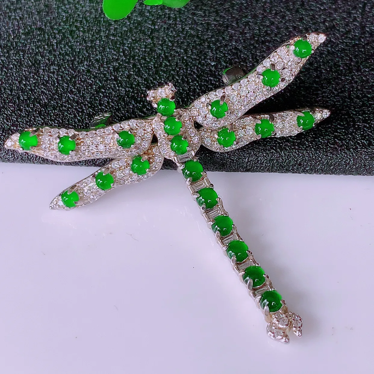 冰透满绿翡翠925银镶嵌蜻蜓胸针，自然光实拍，翠色灵动，颜色漂亮，种老水足，品相佳，佩戴佳品！#97.10整体45.5-37-8裸石2*2