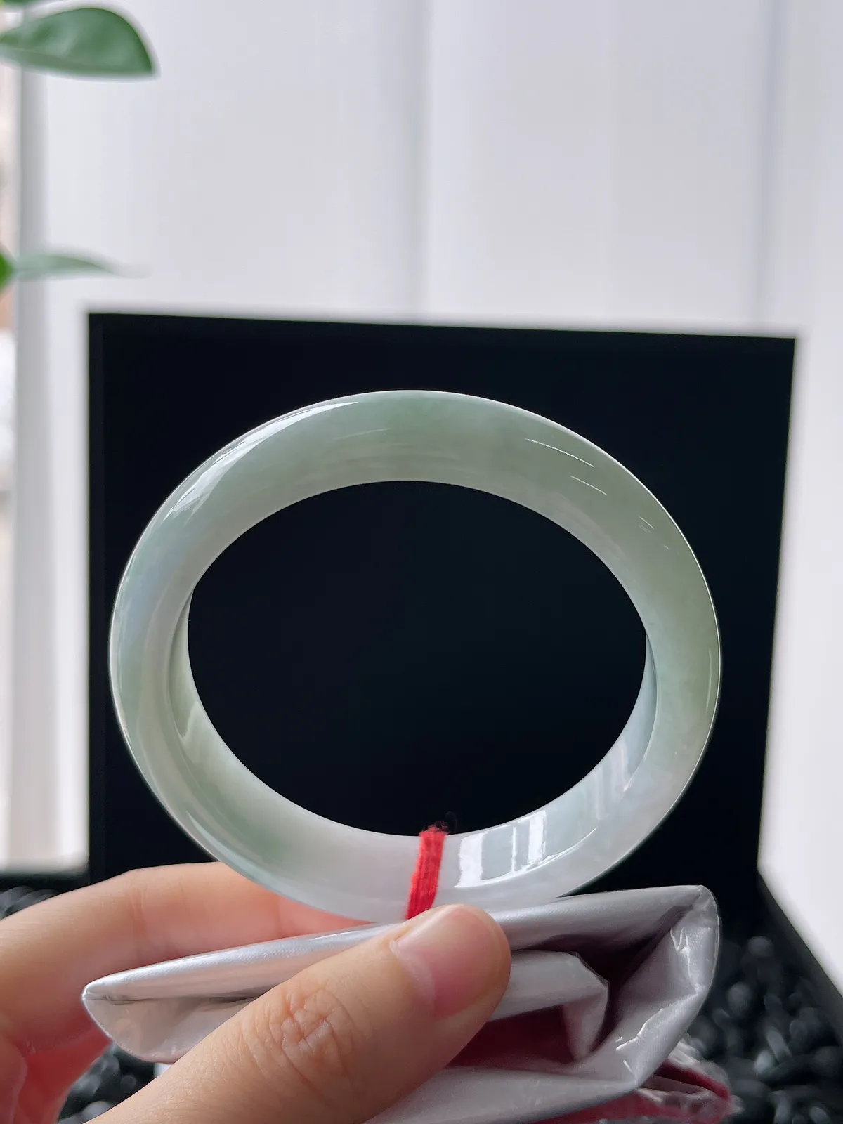 正圈55.8圈口，翡翠糯化种浅绿色手镯