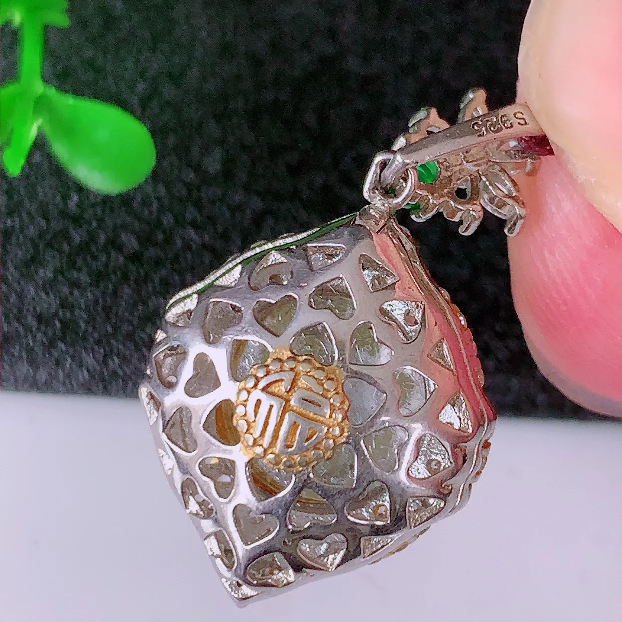 冰透满绿翡翠925银镶嵌吊坠，自然光实拍，翠色灵动，颜色漂亮，种老水足，品相佳，佩戴佳品！#97.10整体30.5-16.5*10.5裸石10.8*10.8