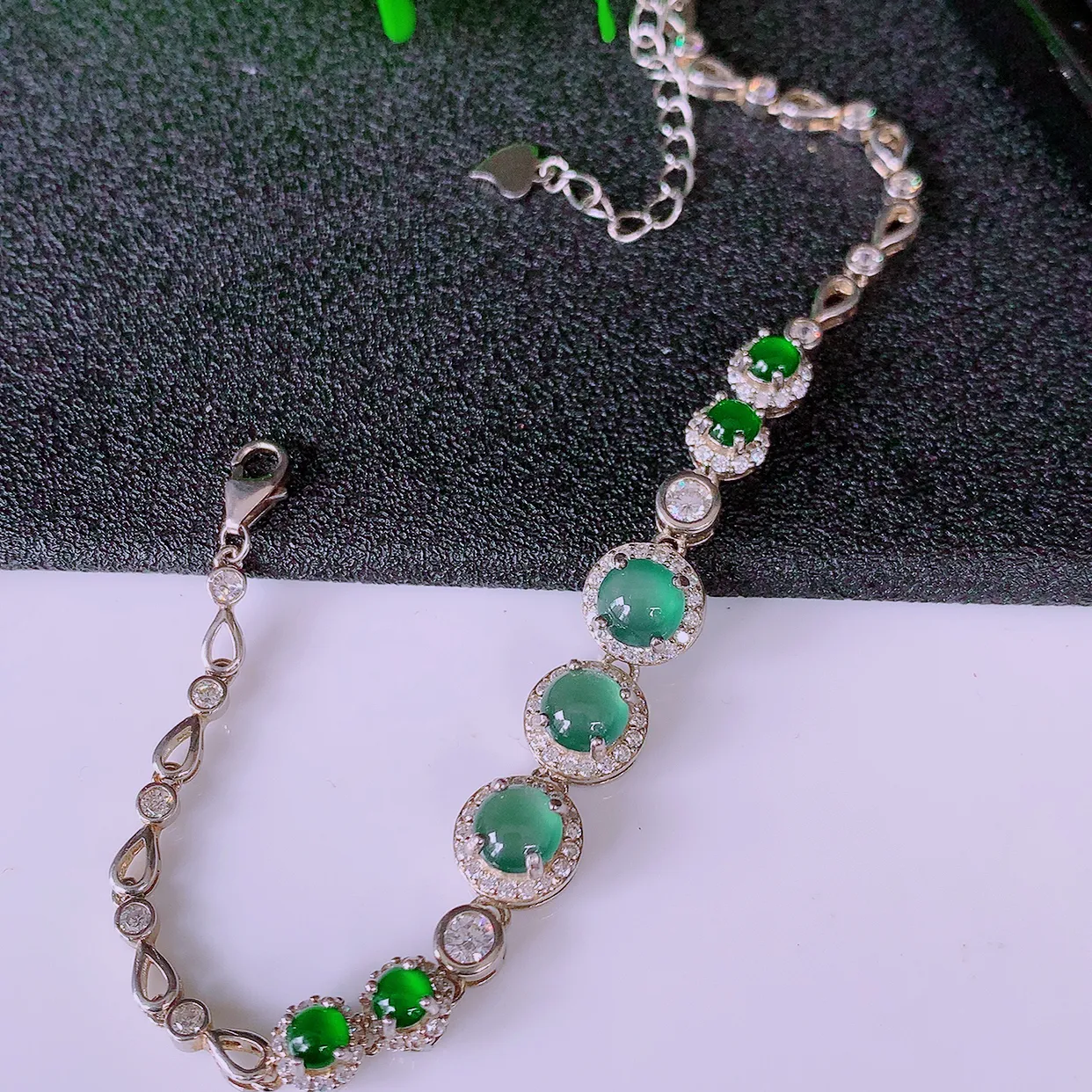 冰透满绿翡翠925银镶嵌手链，自然光实拍，翠色灵动，颜色漂亮，种老水足，品相佳，佩戴佳品！#97.10取一整体8*8*5.6裸石5.2*5.2