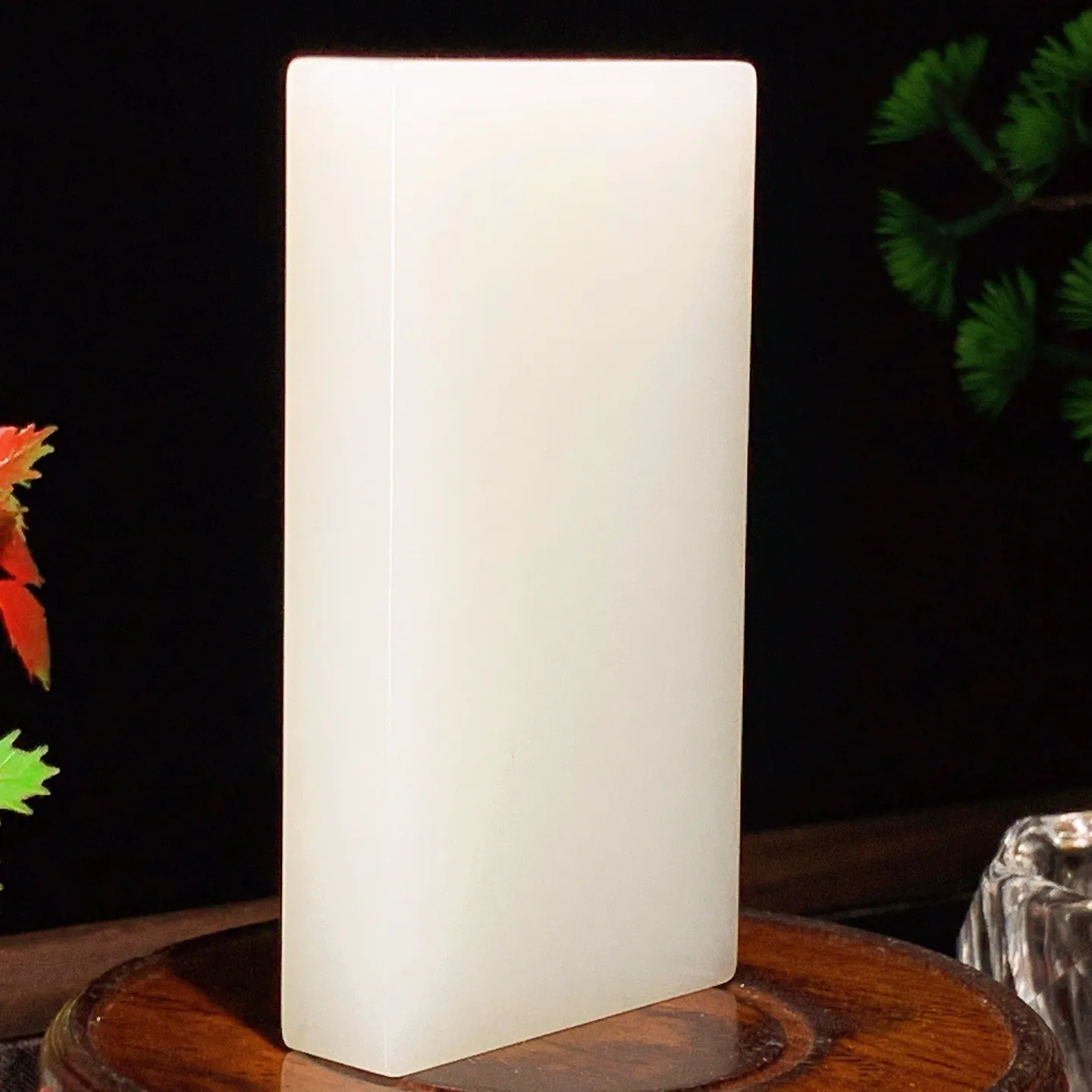 新疆和田玉羊脂白平安无事牌手把牌。尺寸87/47/15重167.5克。白度一级。无裂无杂玉质细腻油润