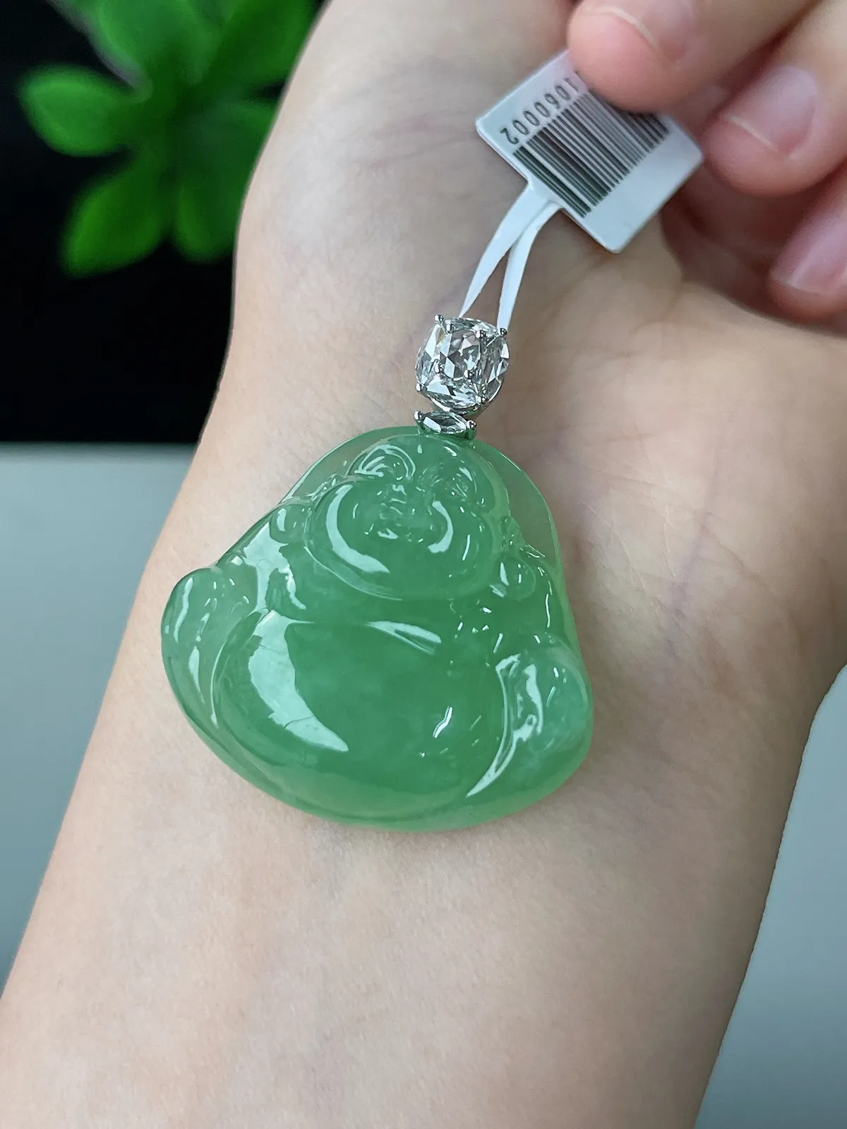 翡翠冰糯种浅绿色吊坠