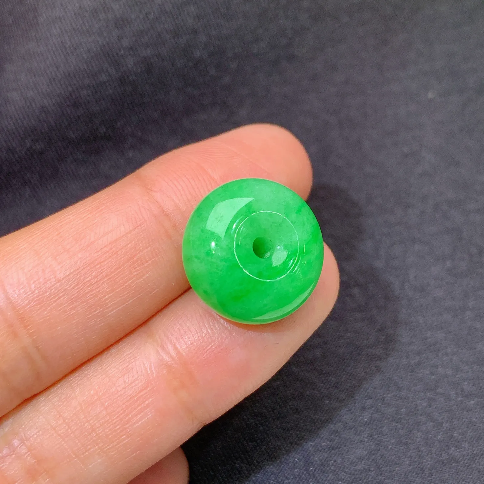 飘绿平安扣，冰润色阳，玉质细腻，种水足 尺寸15.6*7.7