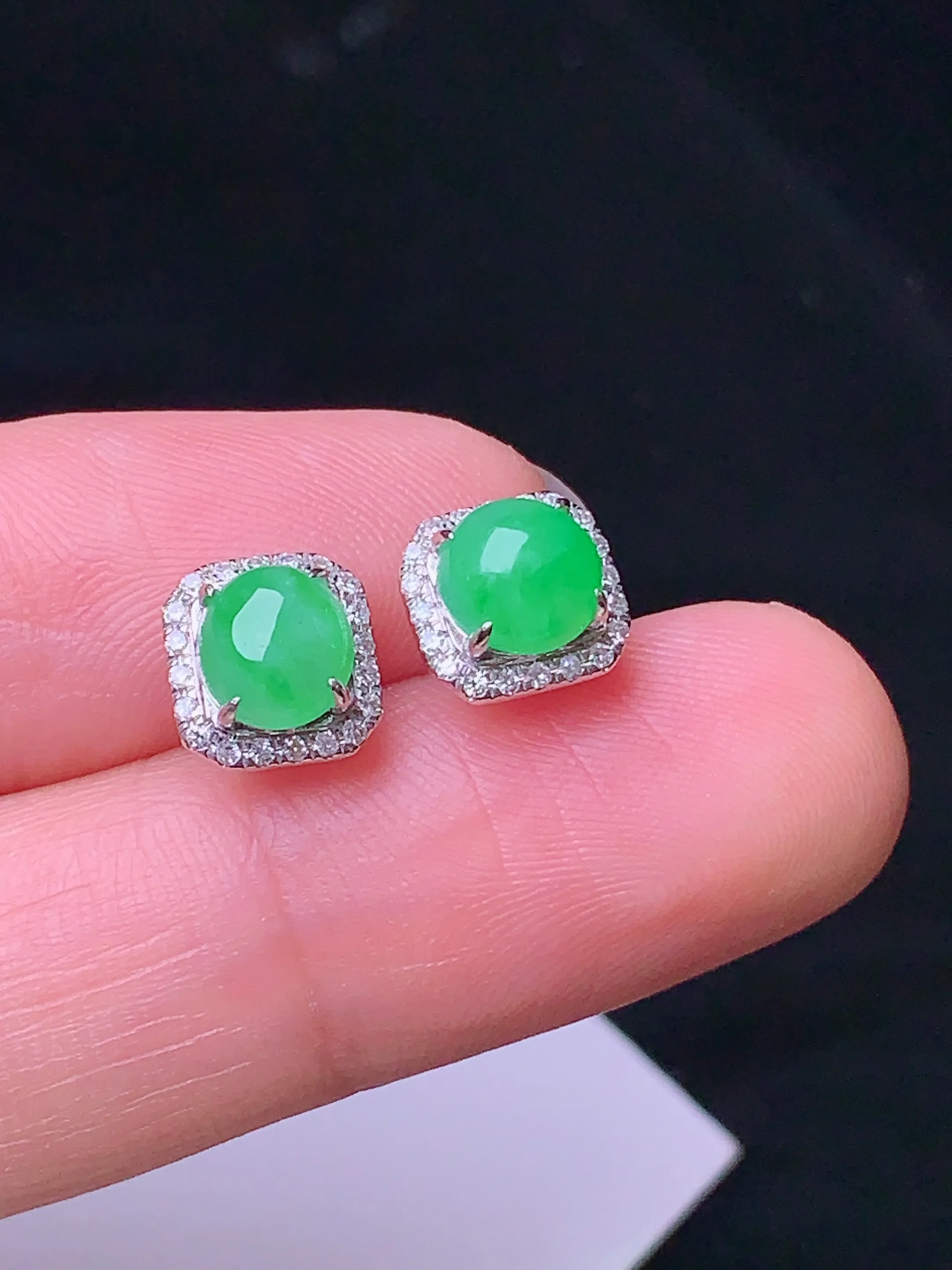 18k金钻镶嵌翠绿蛋面耳钉 玉质细腻 色泽清新艳丽 整体尺寸7.7*7.3*4.2