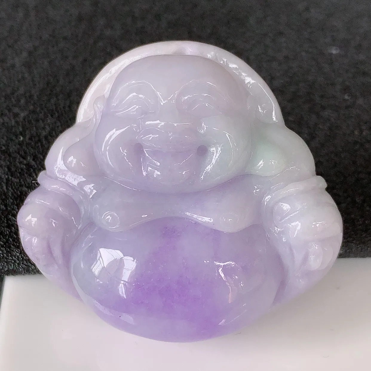 自然光实拍，大件厚装紫罗兰翡翠佛公吊坠，玉笑佛，饱满，开脸喜庆，配戴优雅迷人！#46.10
