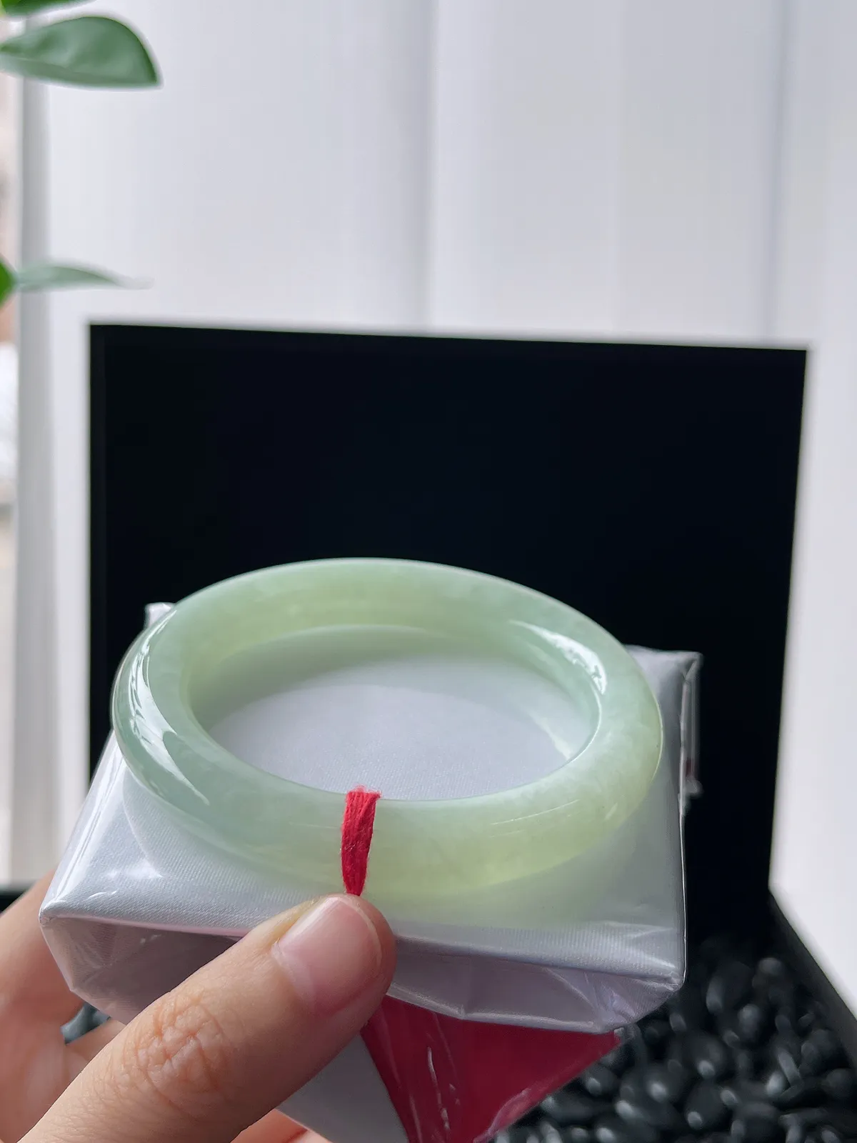 圆镯55.6圈口，翡翠冰糯种浅绿色手镯