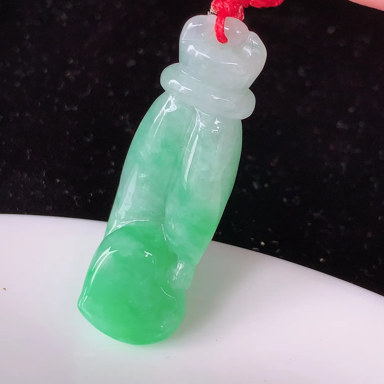 自然光实拍，冰润飘绿翡翠掌上明珠吊坠，翠色灵动，种老水足，寓意好，品相佳，佩戴佳品！#46.10