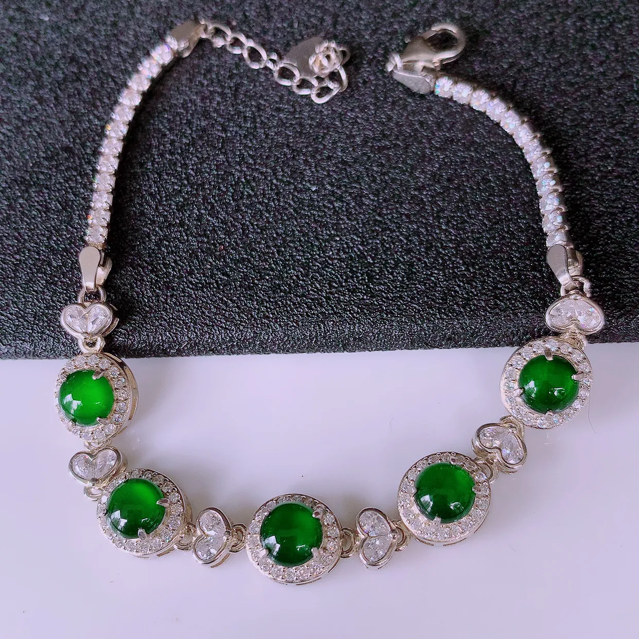 冰透满绿翡翠925银镶嵌手链，自然光实拍，翠色灵动，颜色漂亮，种老水足，品相佳，佩戴佳品！#97.10取一整体9*8*5.5裸石5.5*5.5