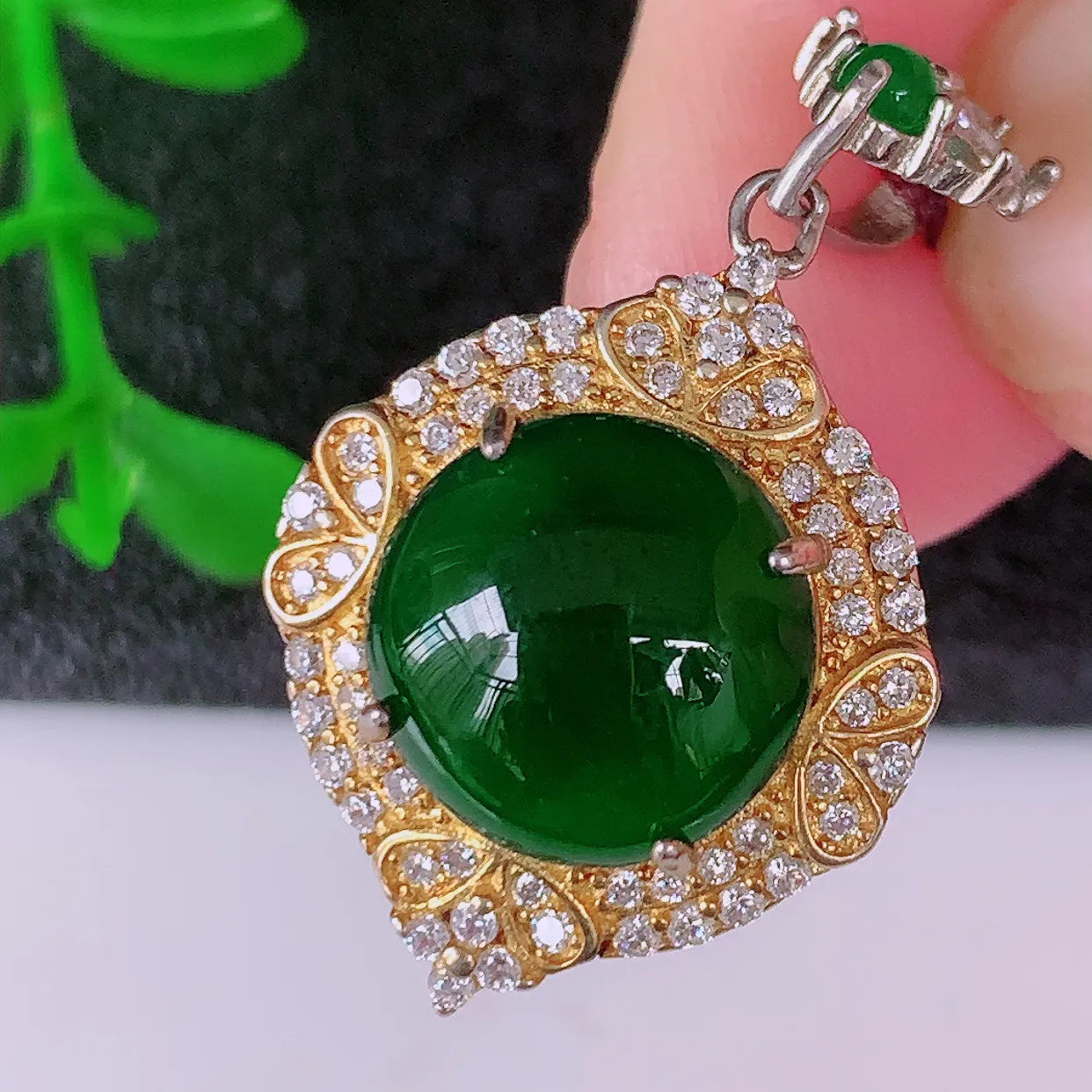 冰透满绿翡翠925银镶嵌吊坠，自然光实拍，翠色灵动，颜色漂亮，种老水足，品相佳，佩戴佳品！#97.10整体30.5-16.5*10.5裸石10.8*10.8